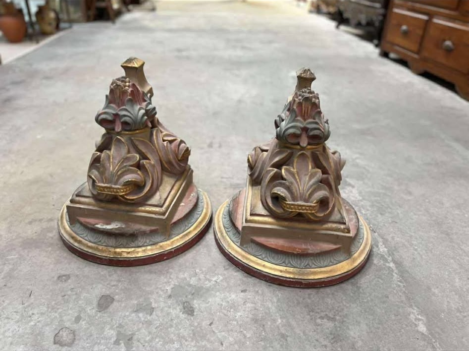 Paire d’éléments architecturaux anciens en plâtre polychrome