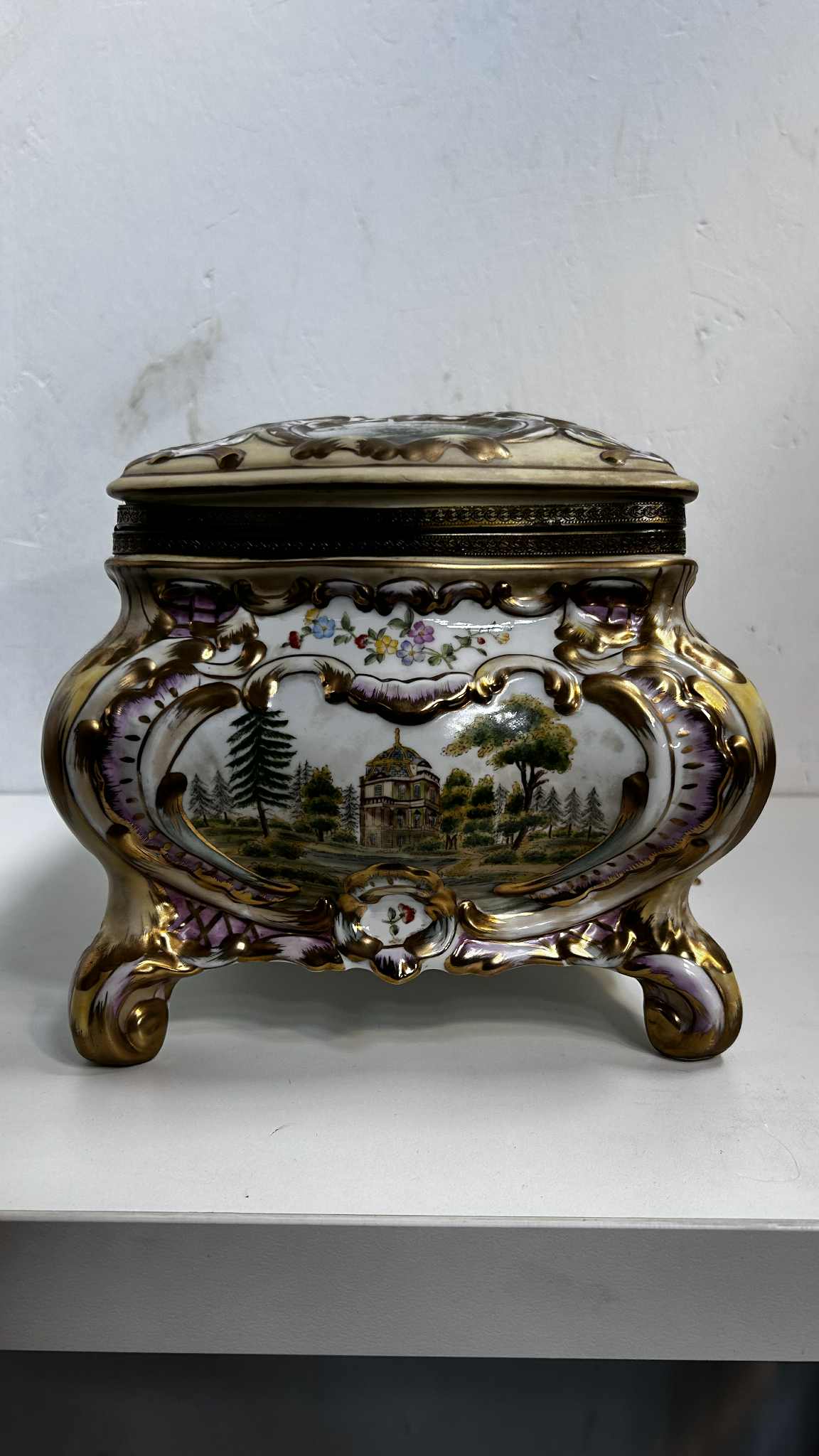 Important coffre a bijoux en porcelaine Emaillé