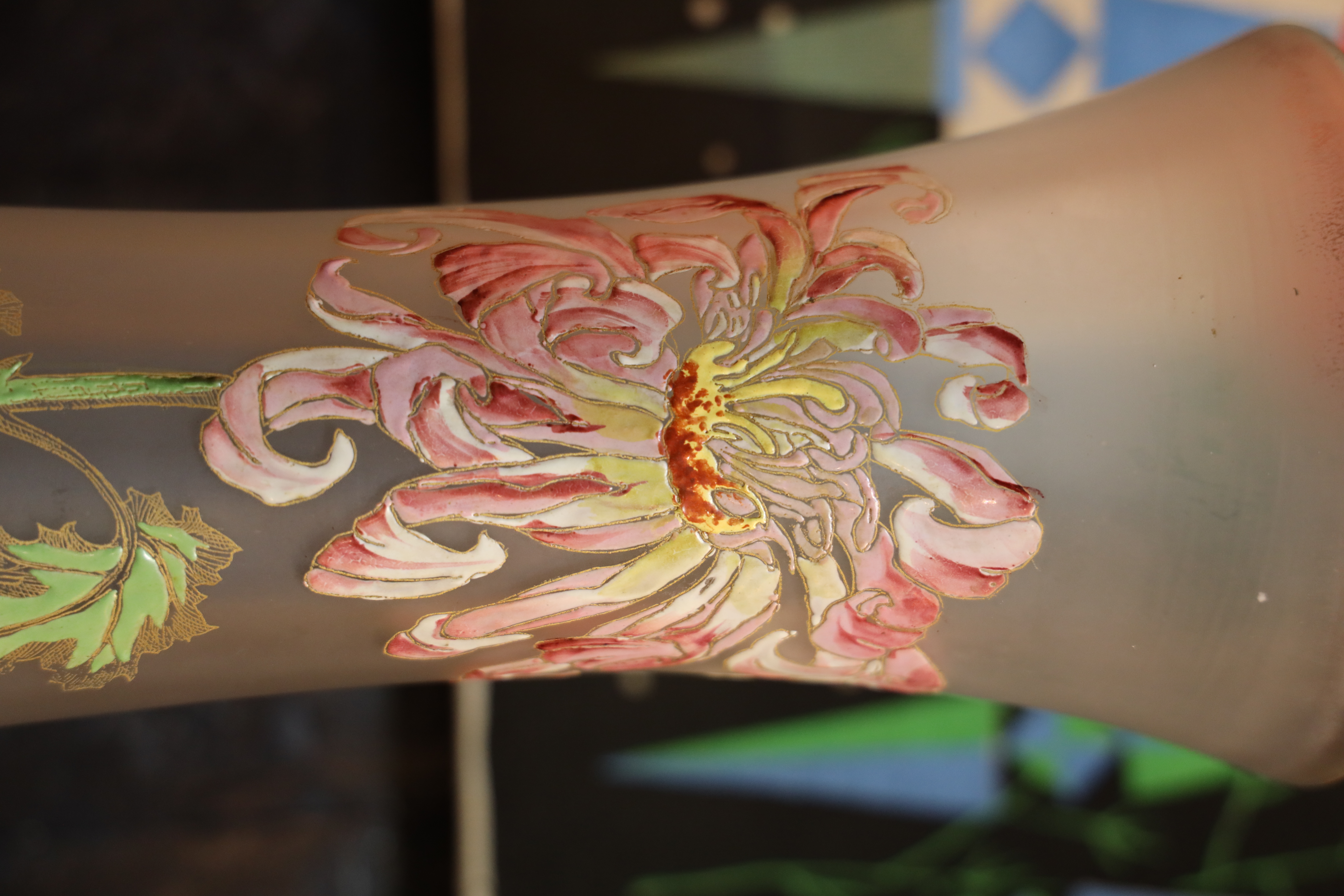 Vase givré émaillé et rehaussé d’or