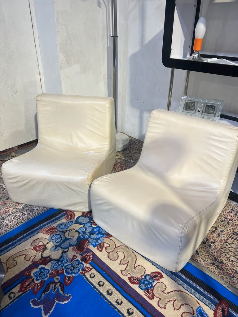 Fauteuil monobloc en mousse et skai année 1970/80