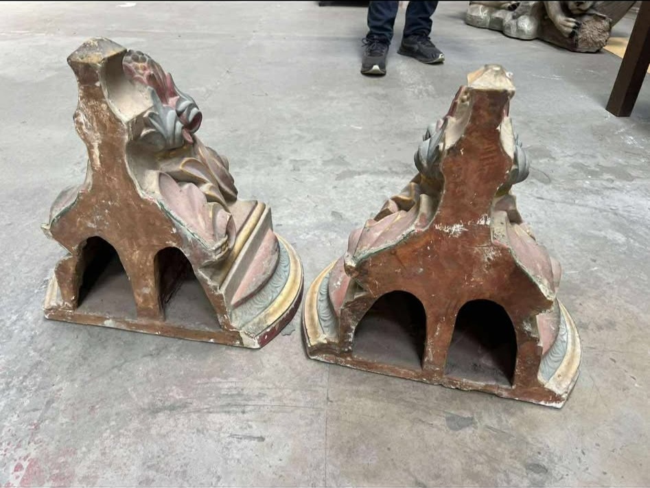 Paire d’éléments architecturaux anciens en plâtre polychrome