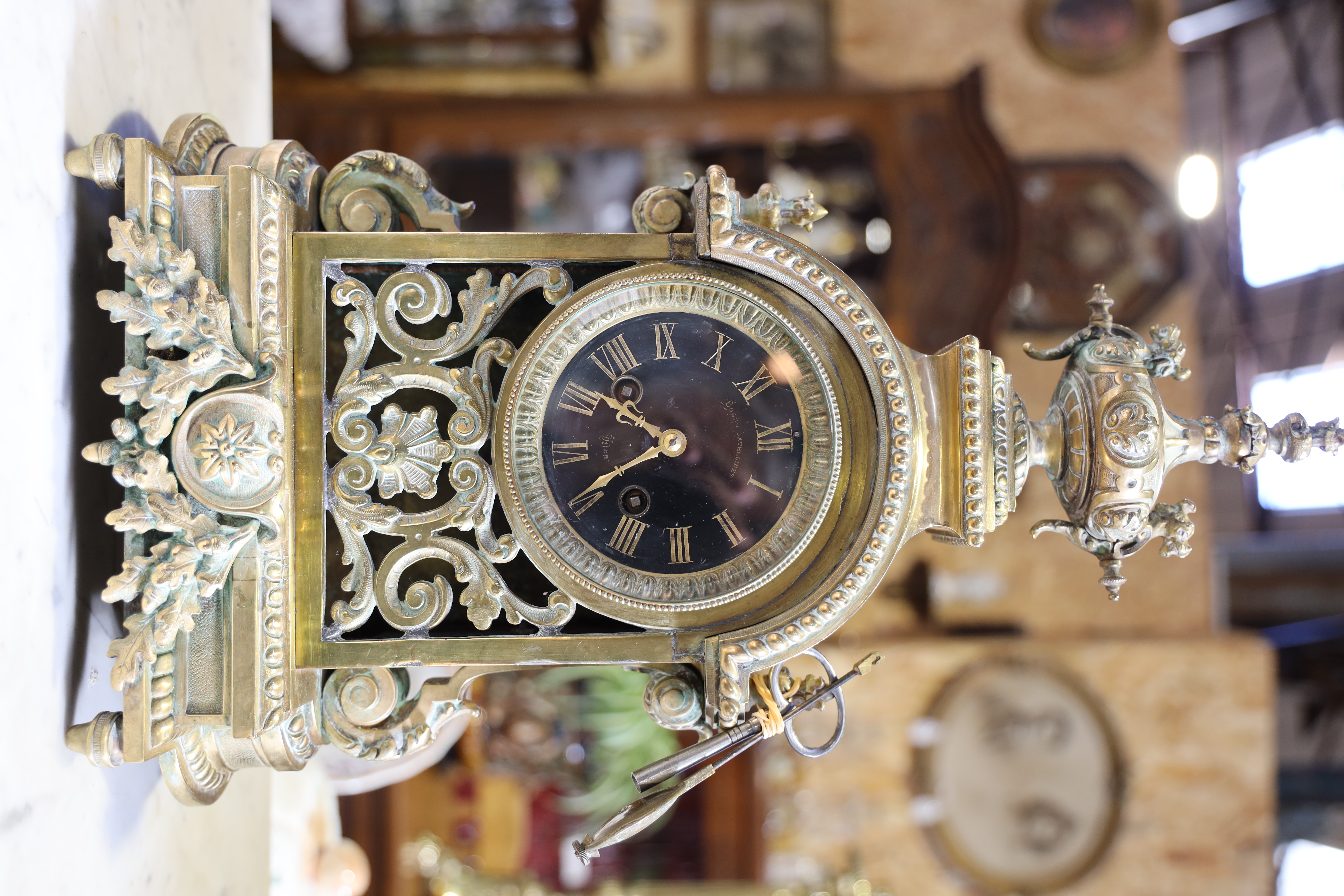 Pendule de cheminée ajourée en bronze doré