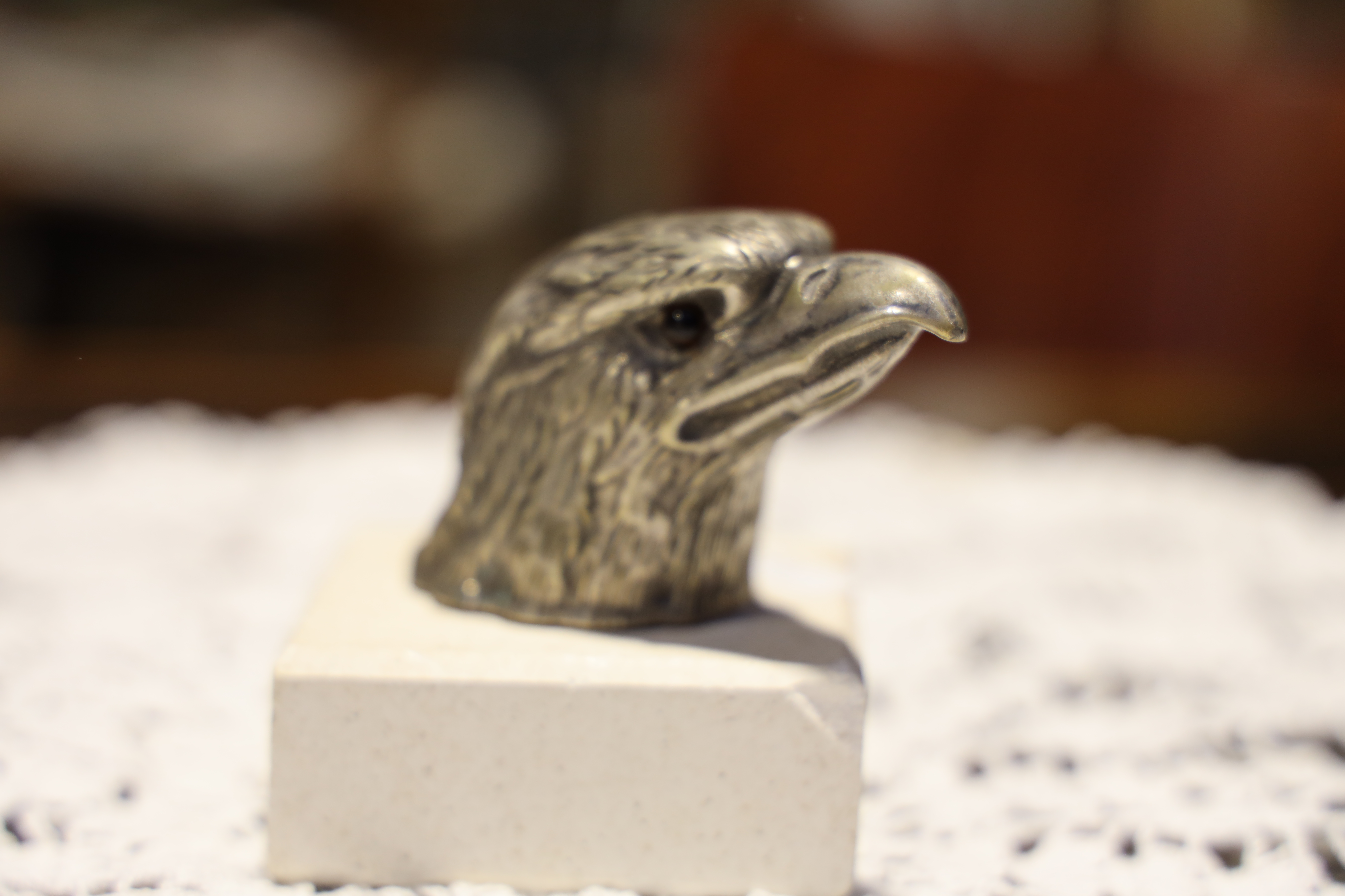 Tête d’aigle en métal satiné argenté