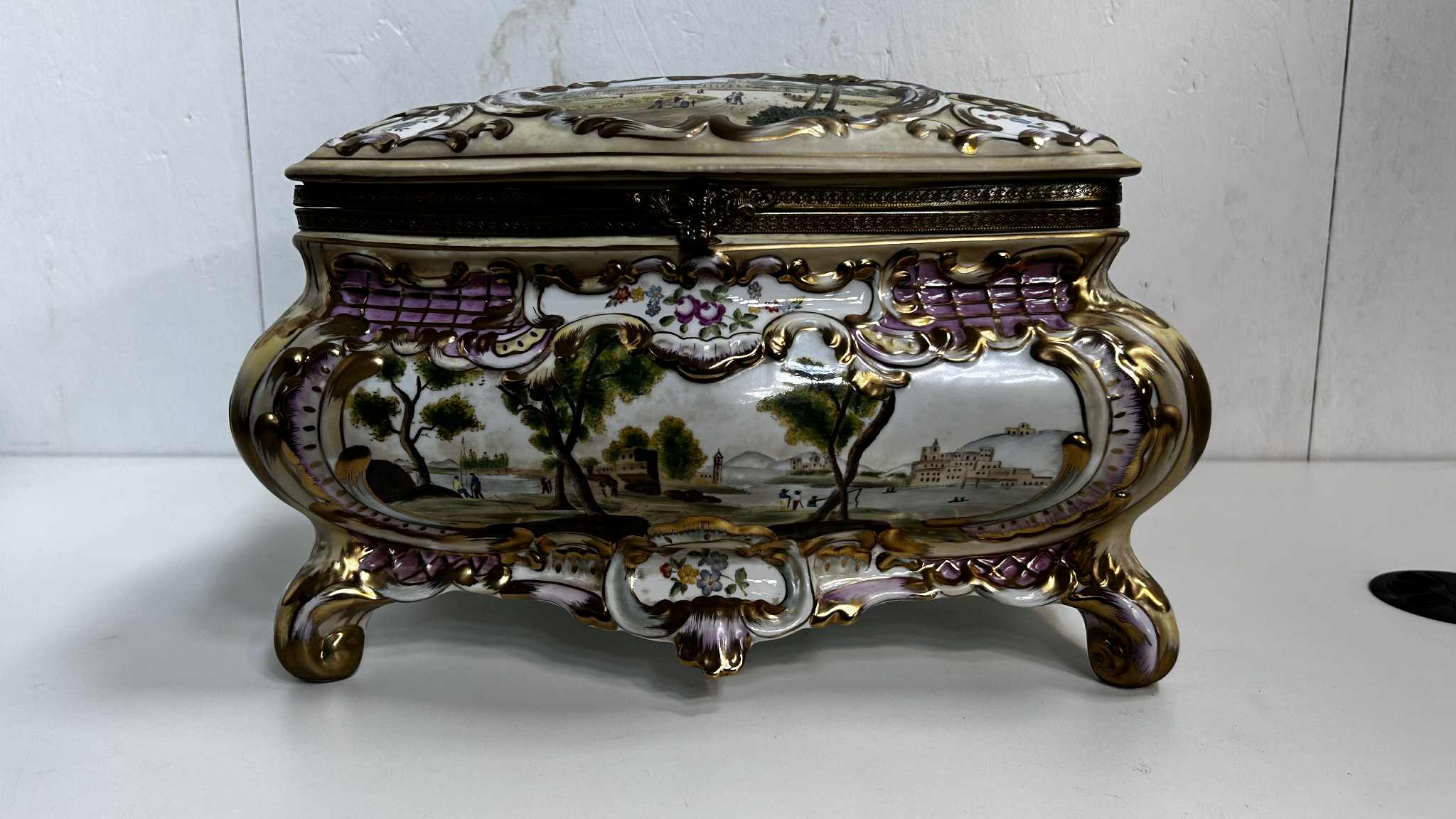 Important coffre a bijoux en porcelaine Emaillé