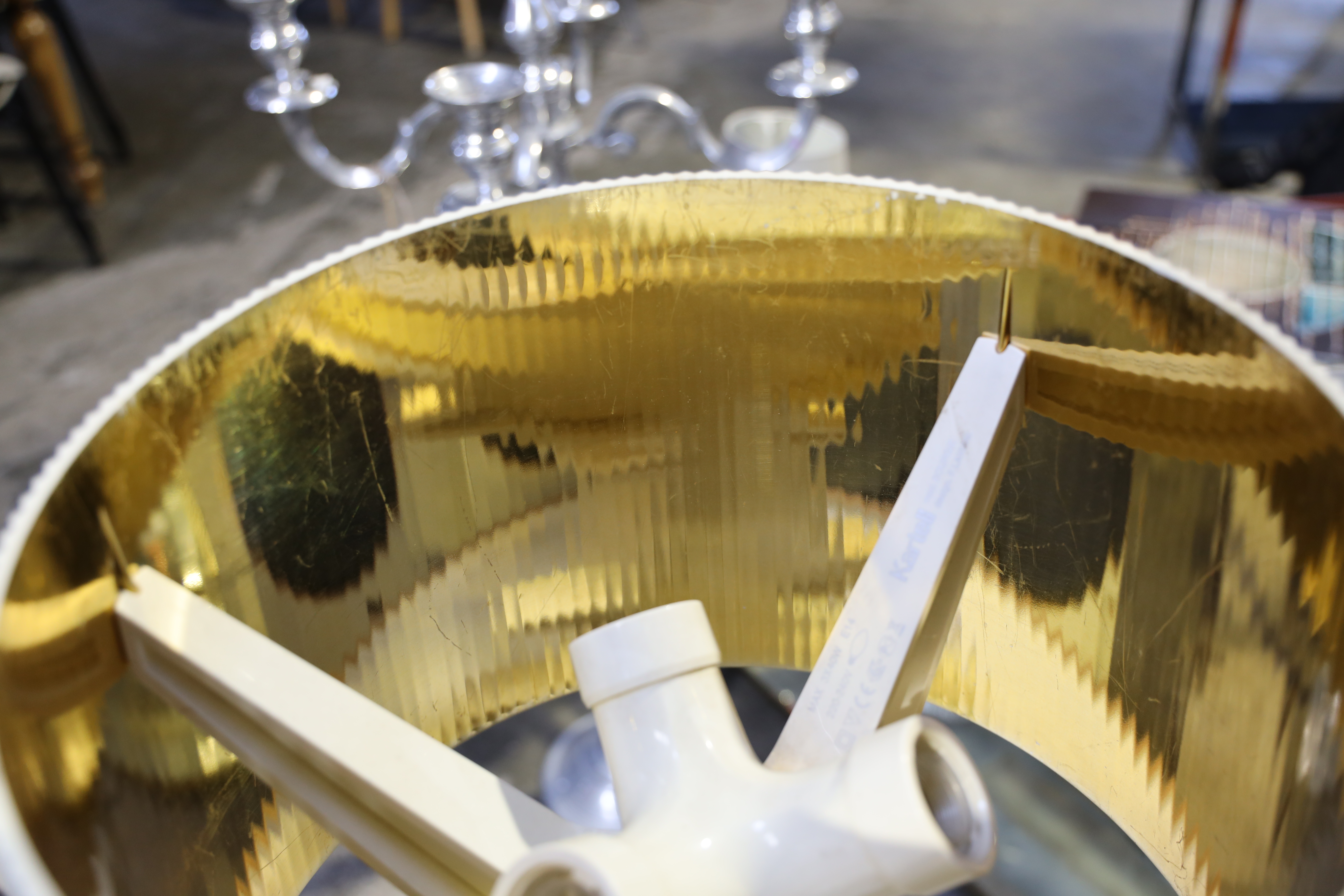 Lampe de table en résine blanche et abat-jour strié bougie 