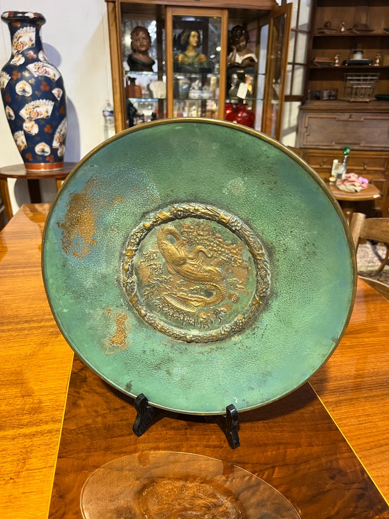 Assiette murale en bronze signée Max Le Verrier – motif dragon