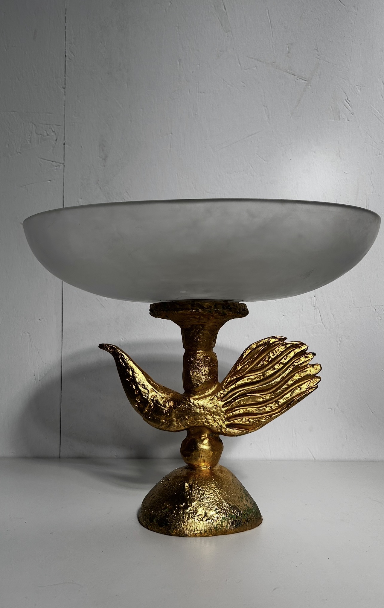 Coupe sculpturale en bronze doré et verre blanc