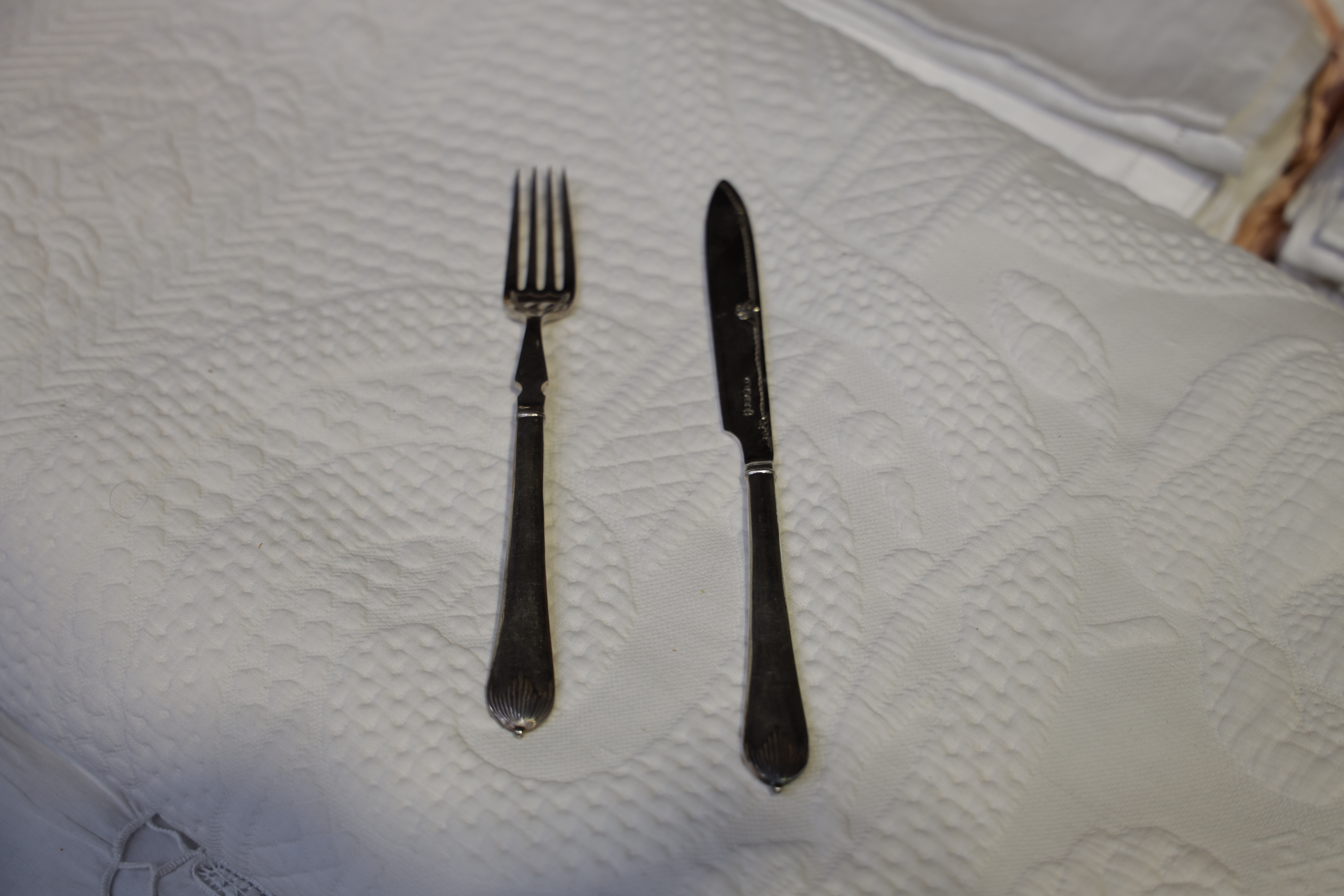 Élégant coffret de couverts anciens – Argenté & bois