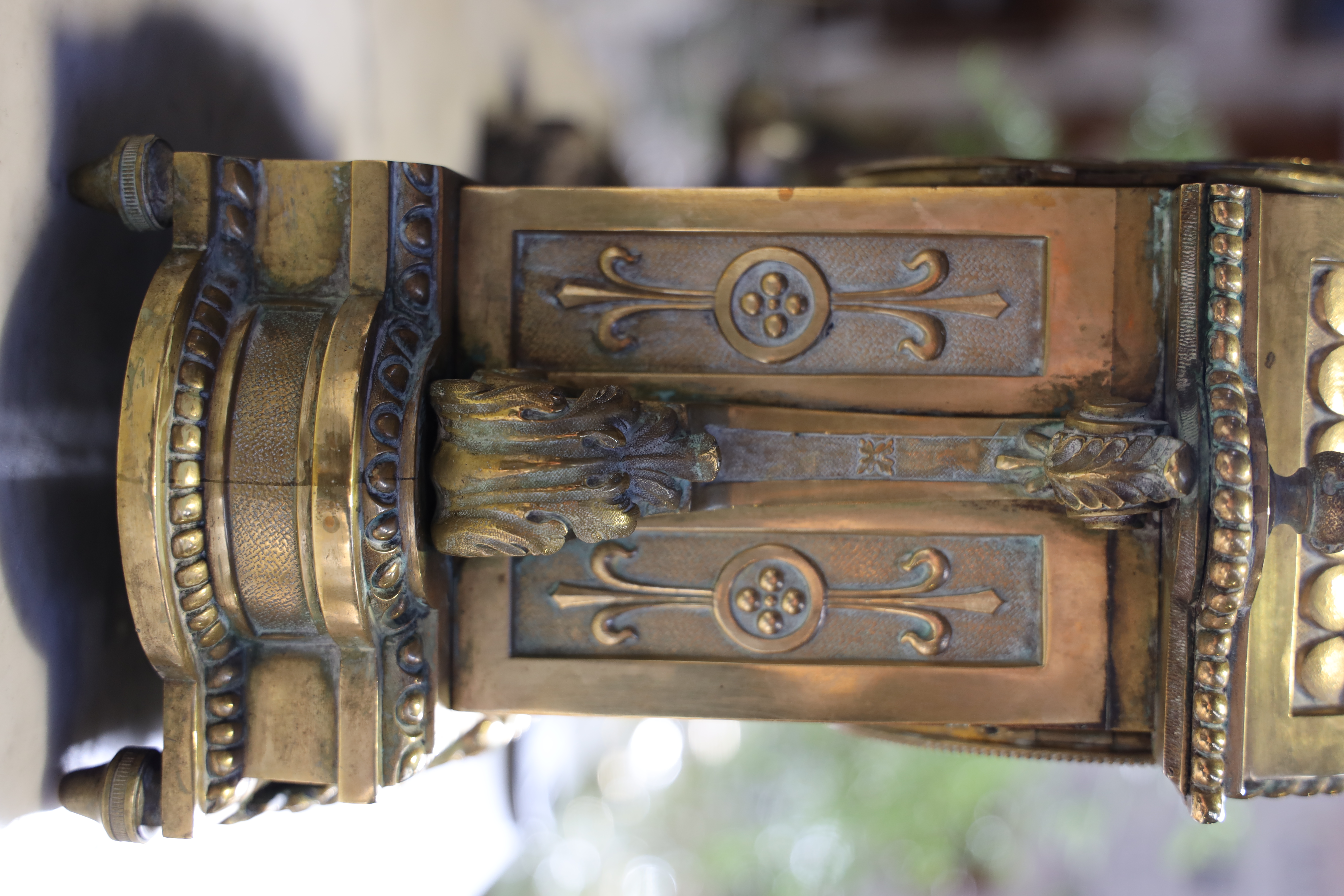 Pendule de cheminée ajourée en bronze doré