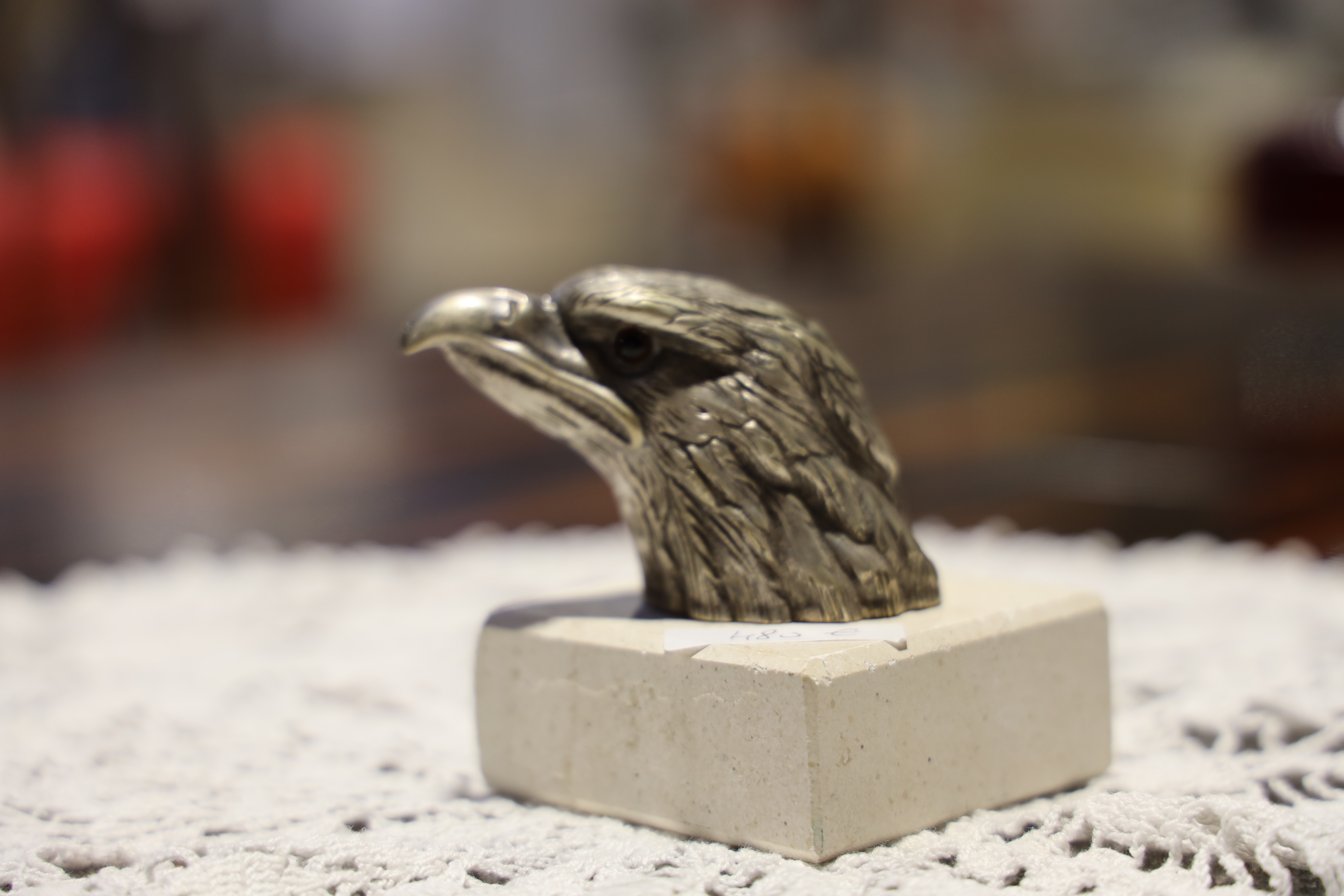 Tête d’aigle en métal satiné argenté