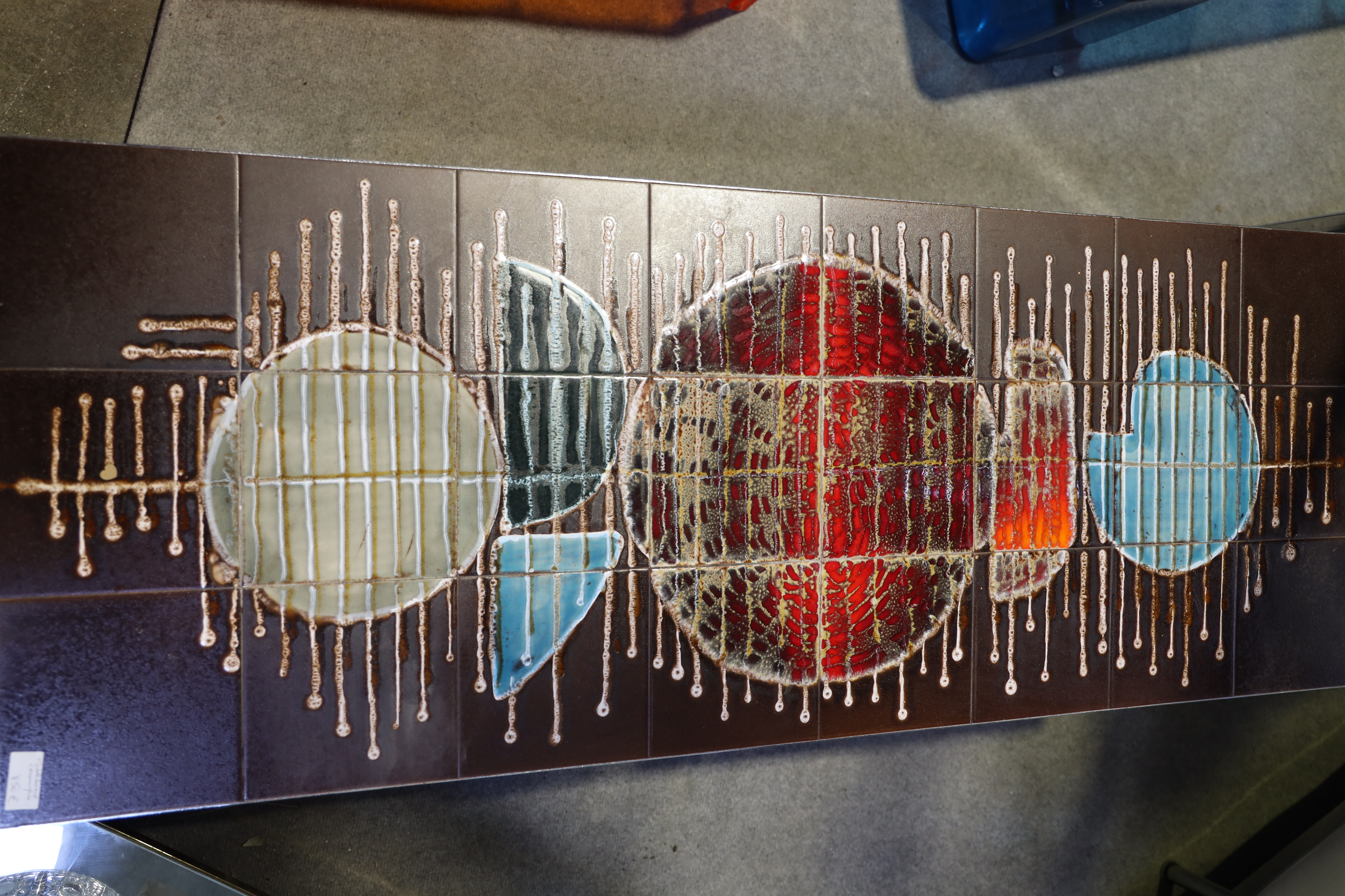 Table en céramique émaillée à décor géométrique