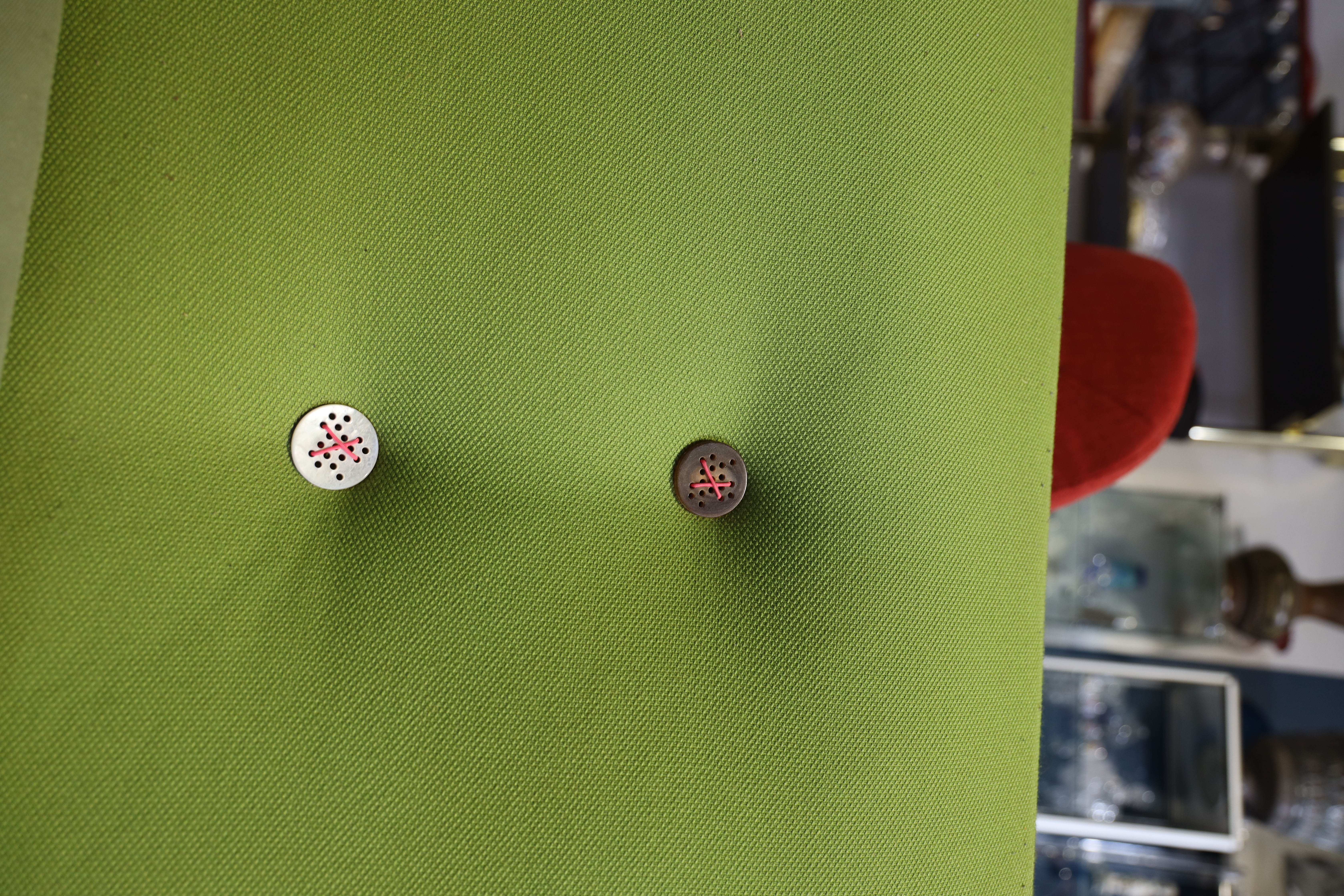 Canapé modulaire / géométrique en tissu vert et coussins varié