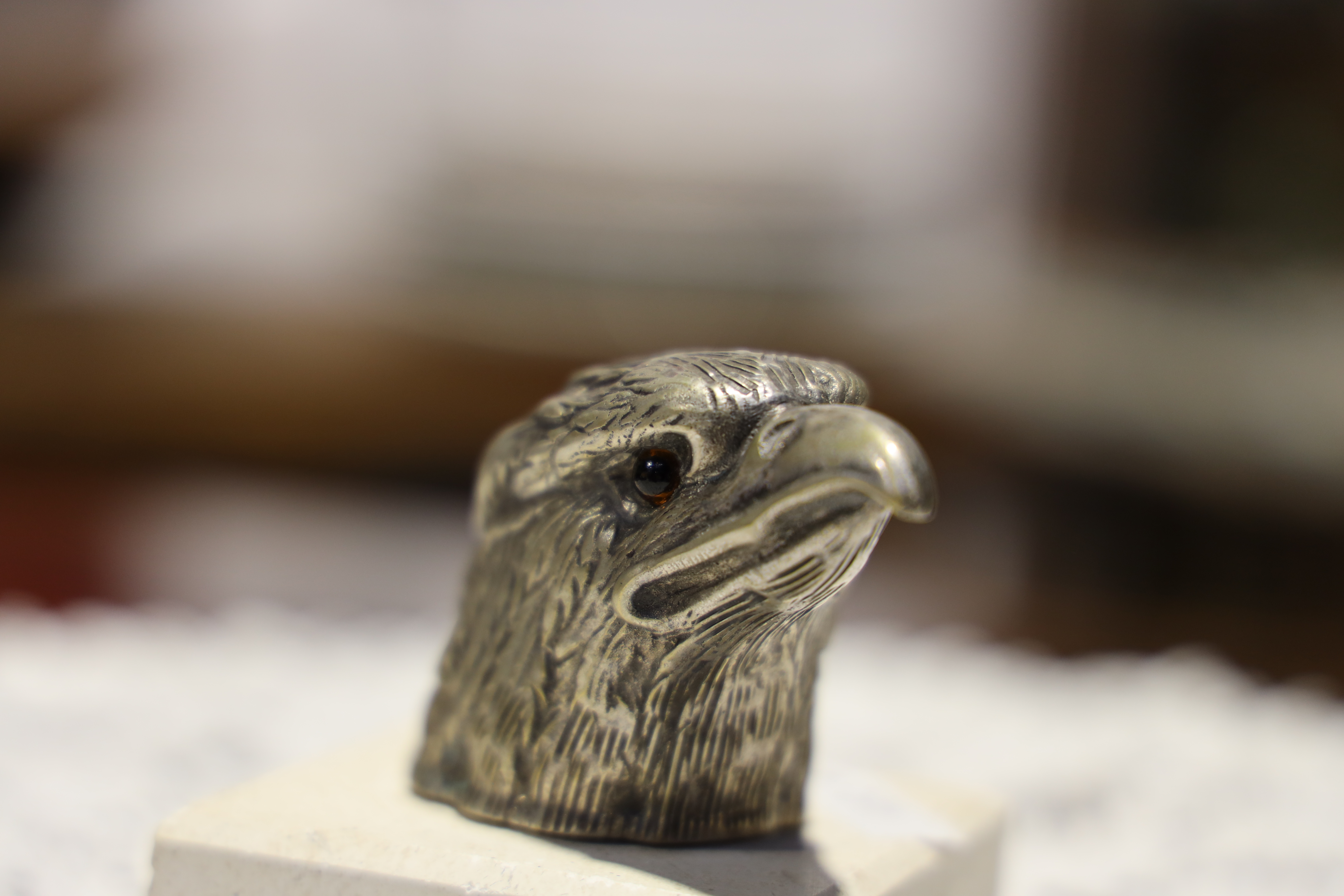 Tête d’aigle en métal satiné argenté