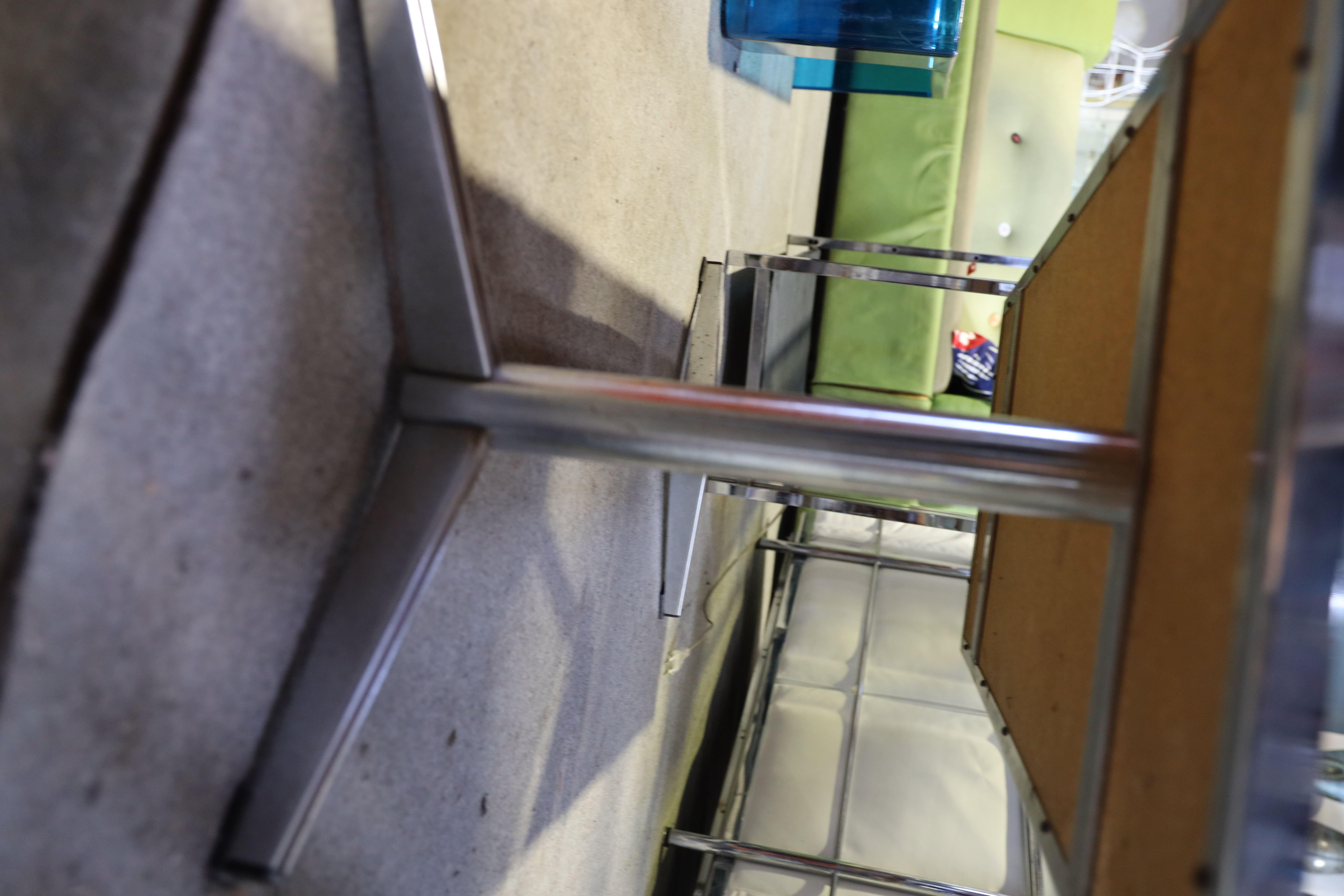 Table en céramique émaillée à décor géométrique