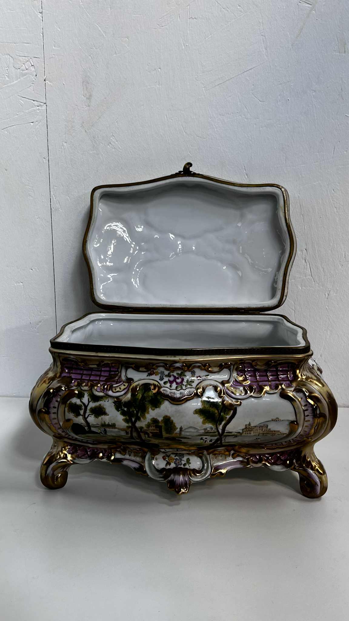 Important coffre a bijoux en porcelaine Emaillé