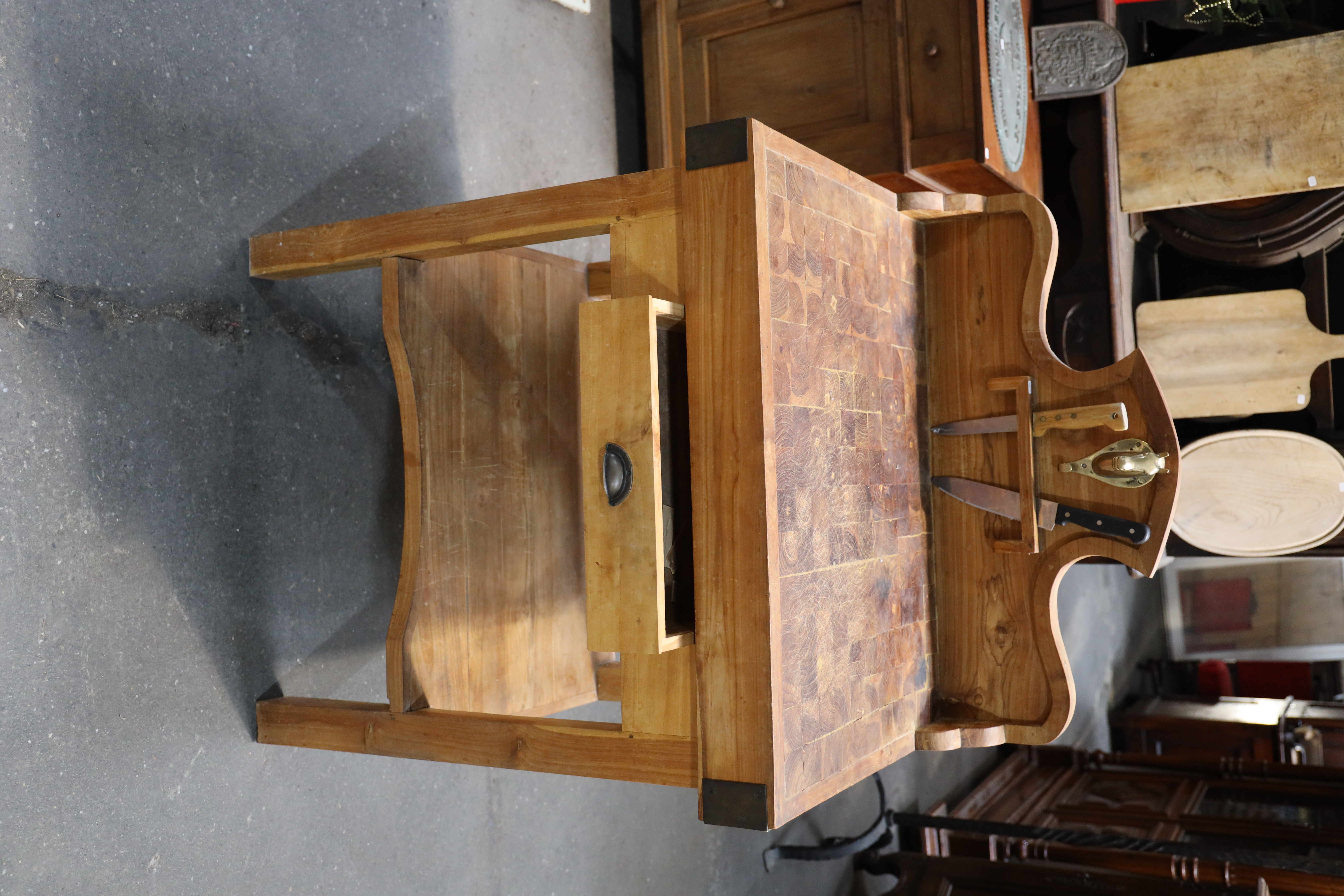 Superbe billot de boucher ancien avec fronton