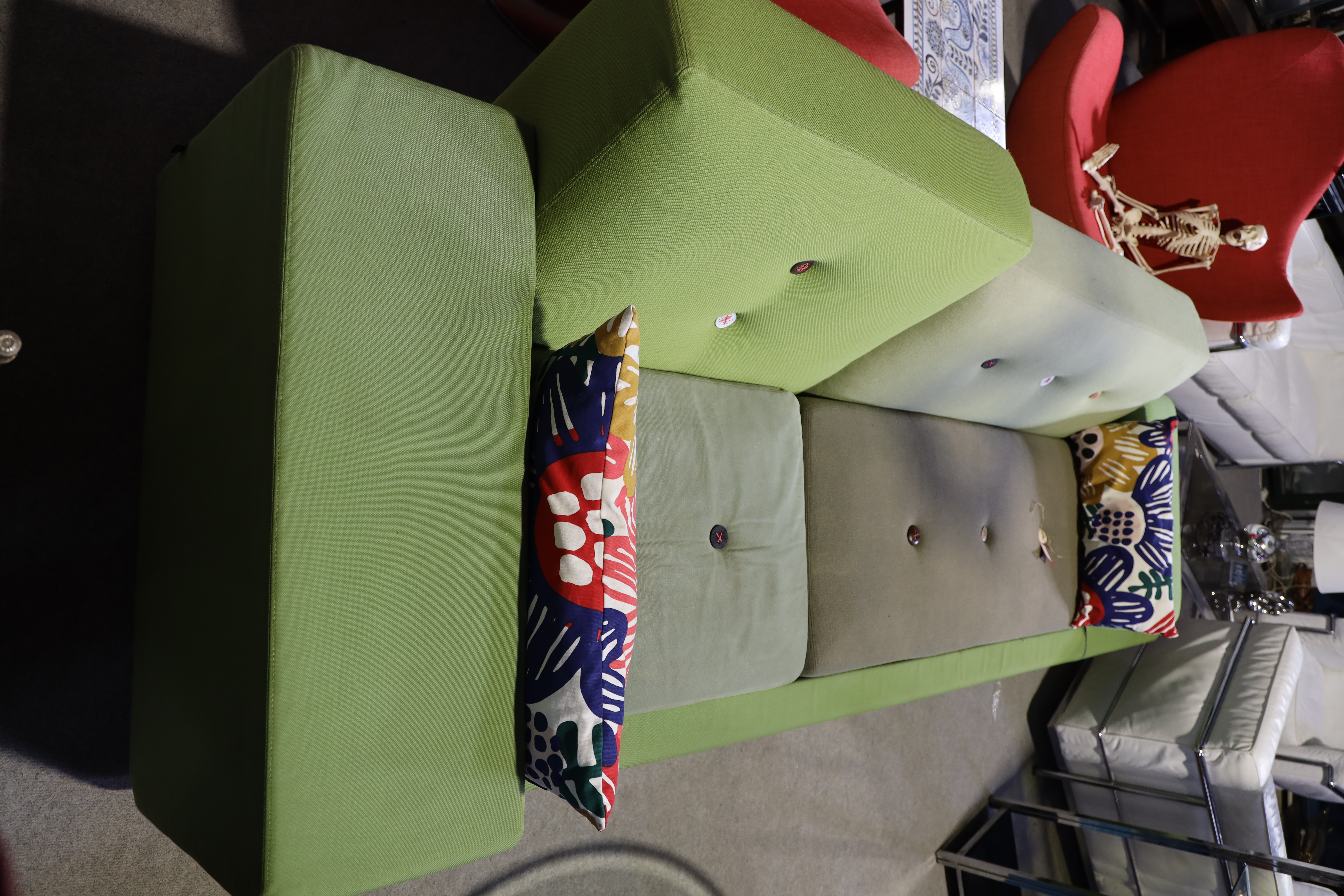 Canapé modulaire / géométrique en tissu vert et coussins varié