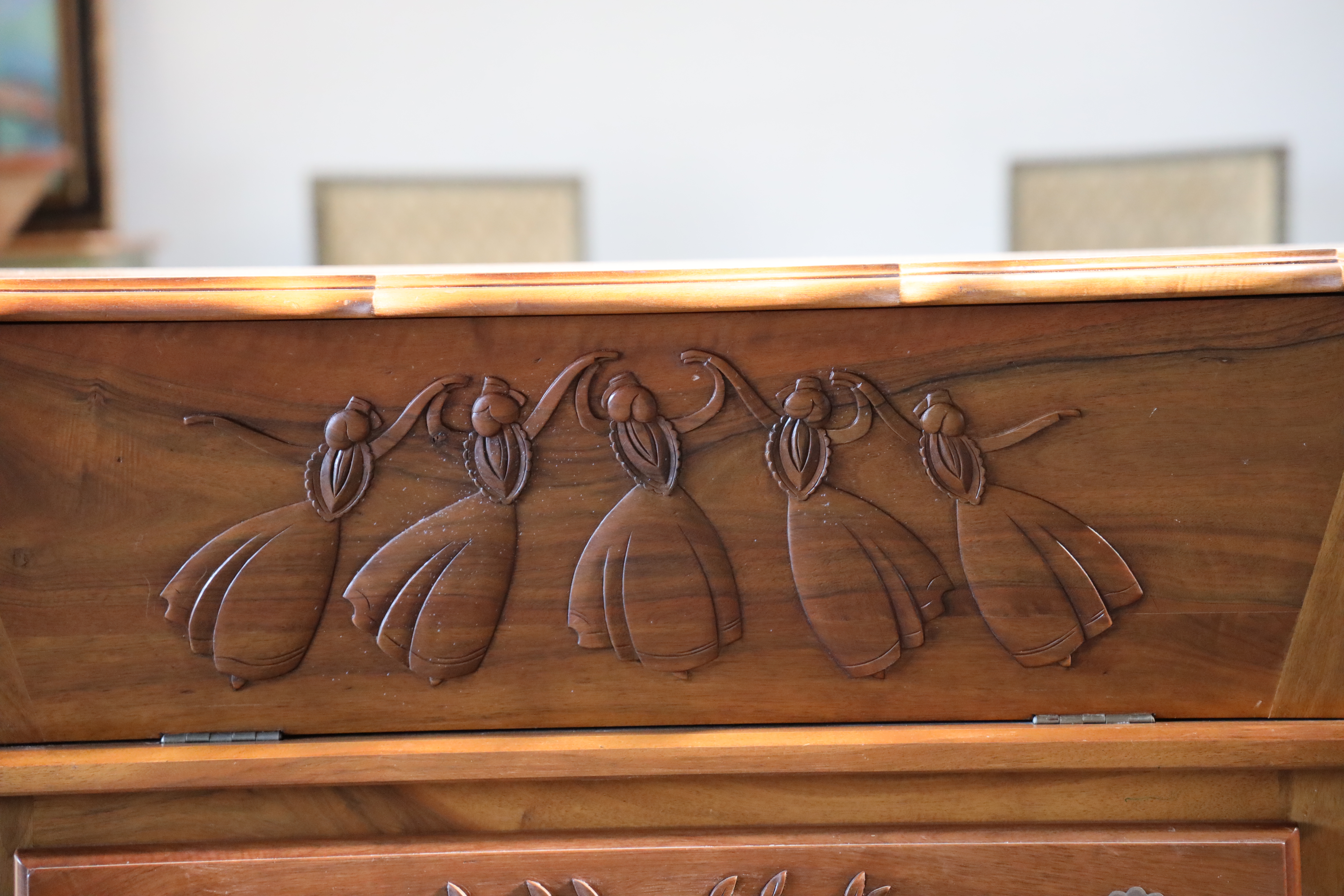 PÉTRIN ANCIEN EN BOIS SCULPTÉ CONVERTI EN MEUBLE BAR