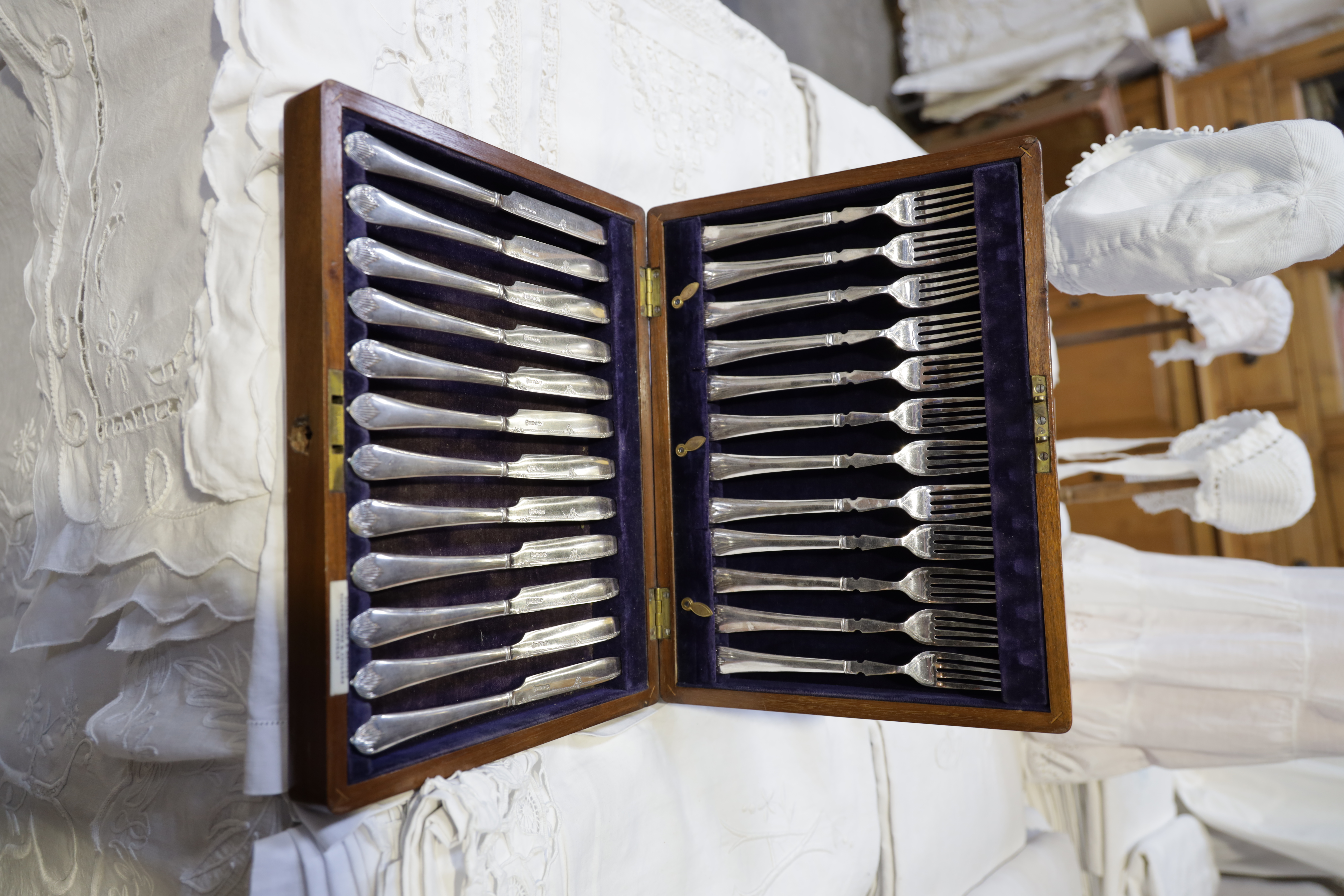 Élégant coffret de couverts anciens – Argenté & bois