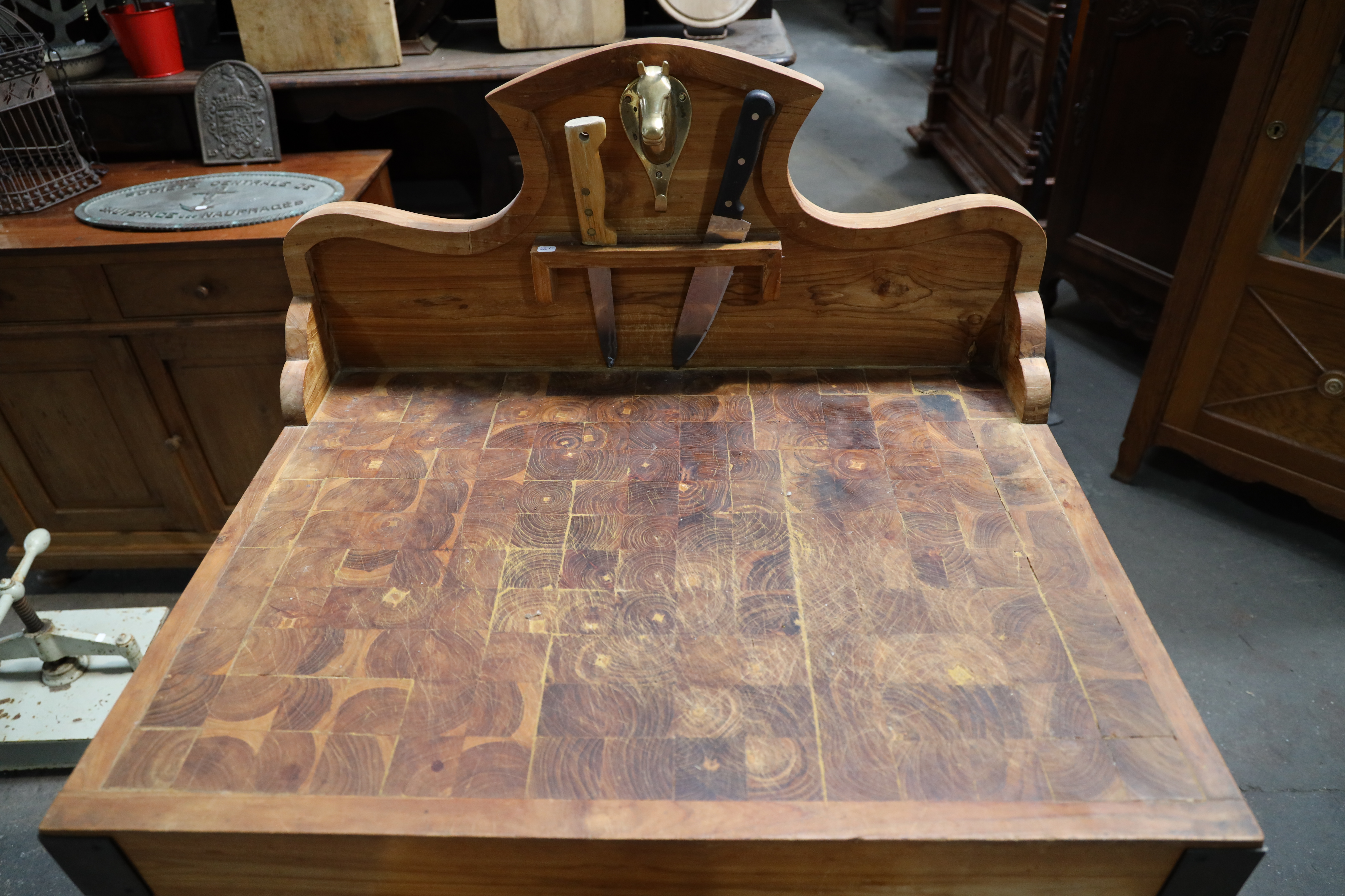 Superbe billot de boucher ancien avec fronton