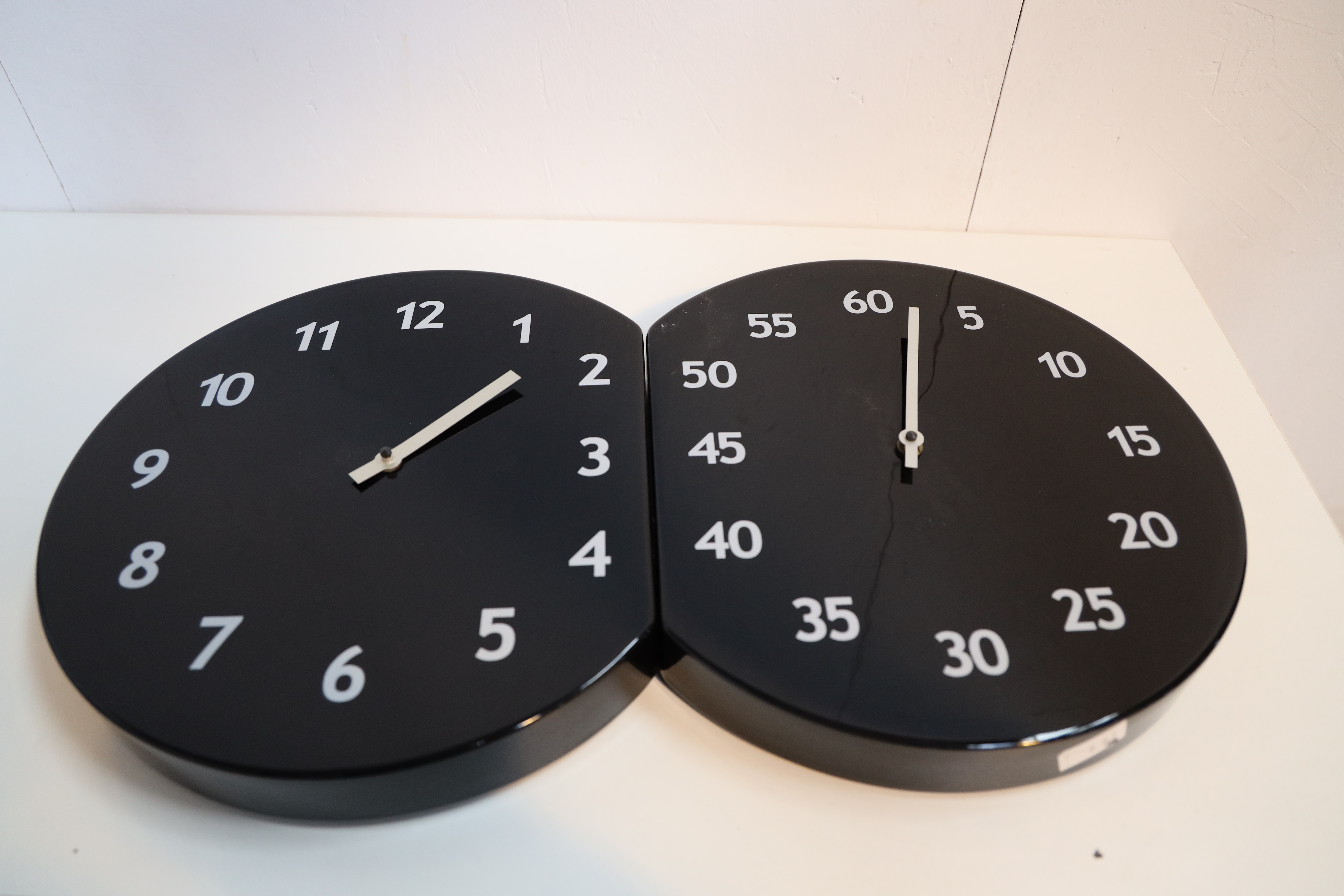 Paire de pendules murales noires