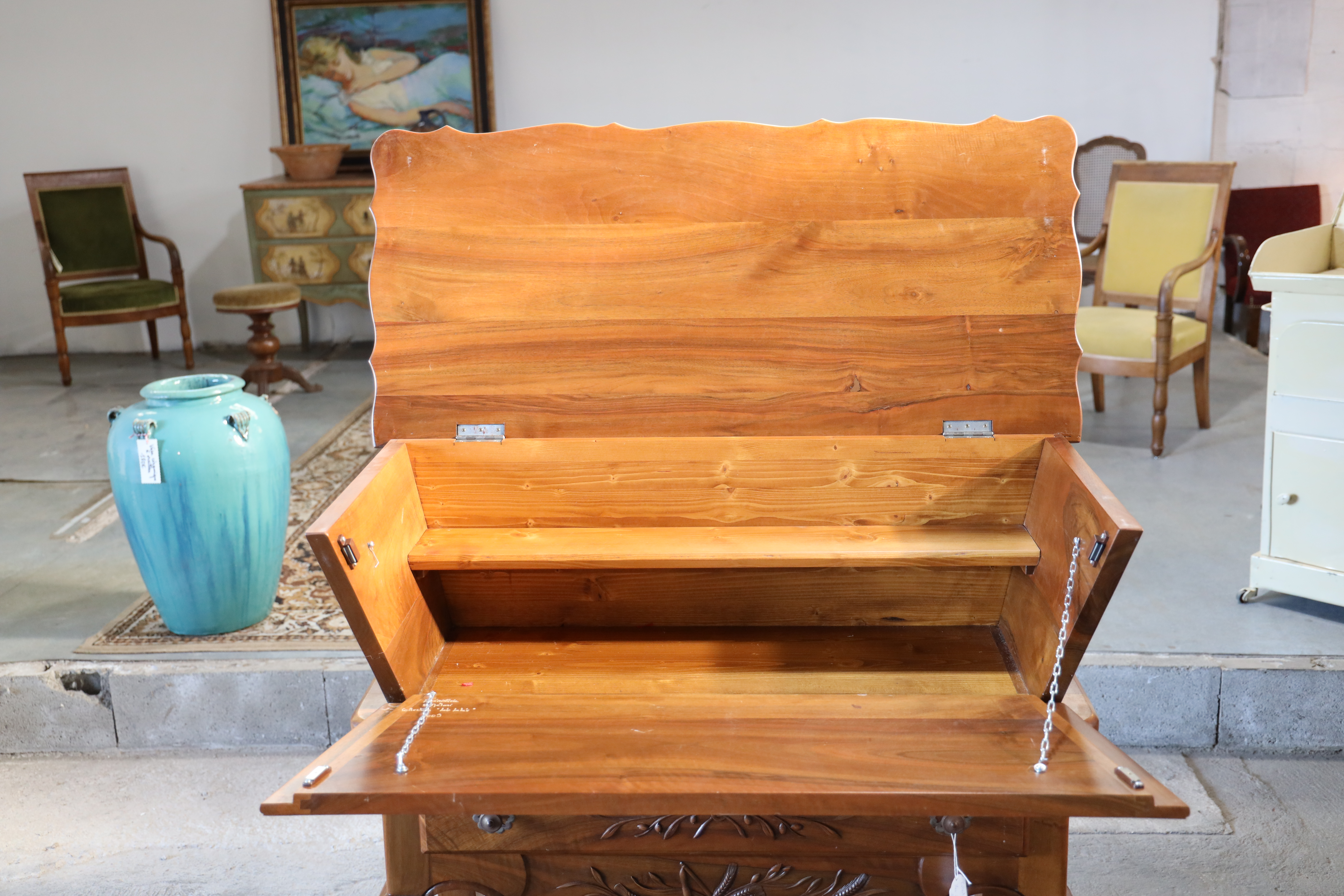 PÉTRIN ANCIEN EN BOIS SCULPTÉ CONVERTI EN MEUBLE BAR