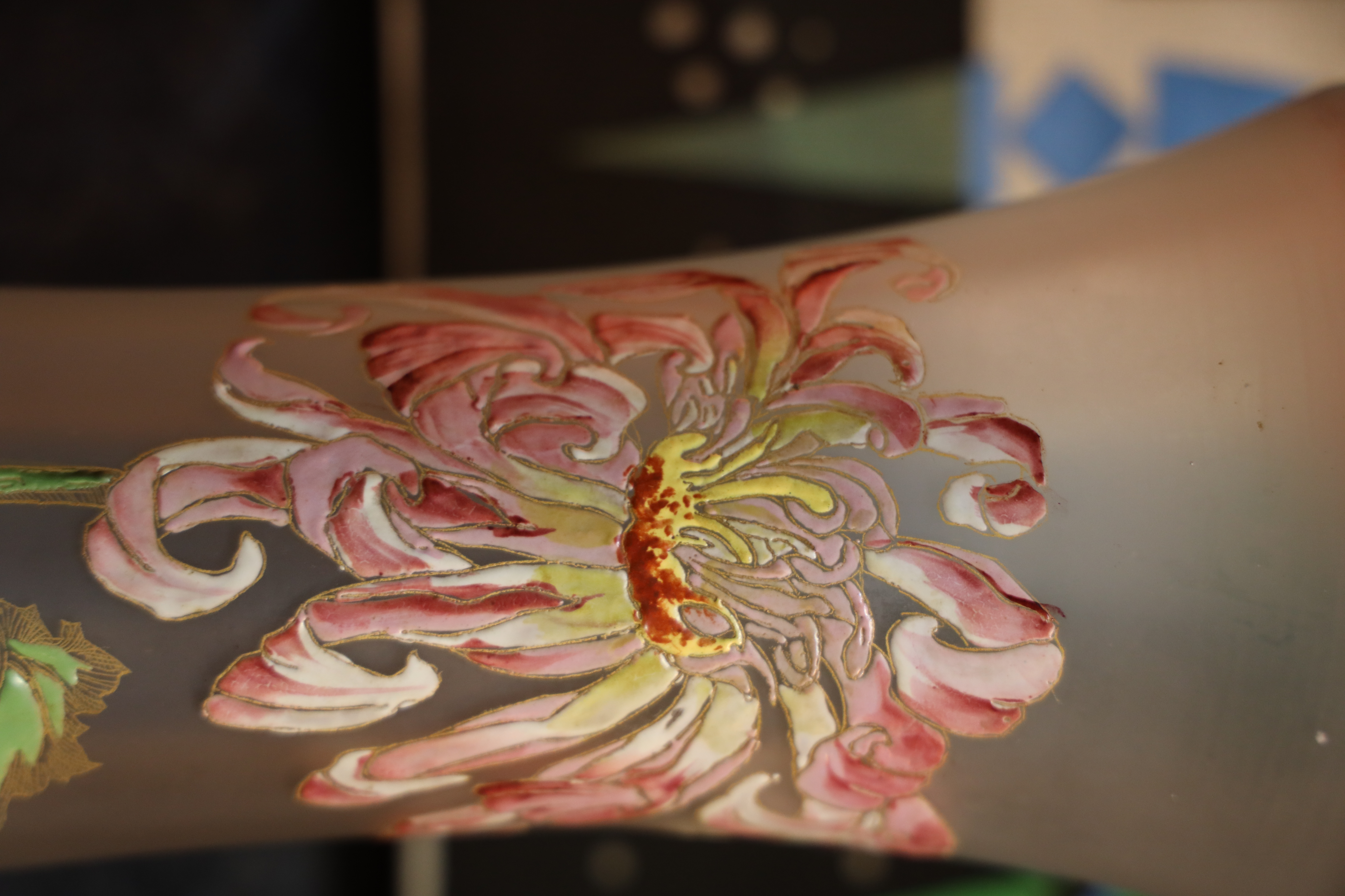 Vase givré émaillé et rehaussé d’or