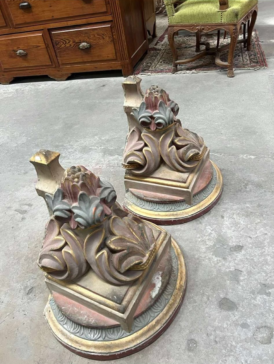 Paire d’éléments architecturaux anciens en plâtre polychrome