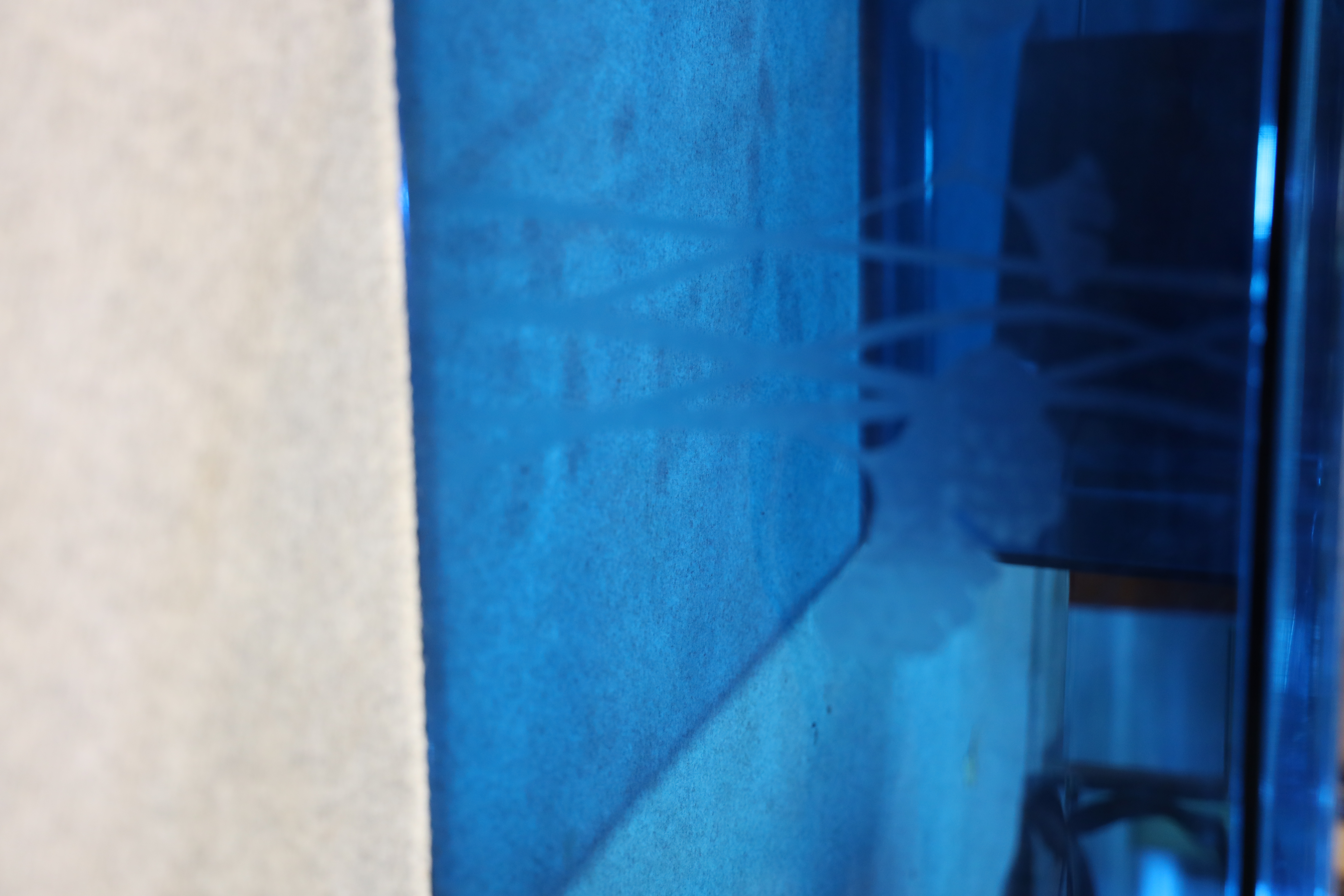 Table basse en plexiglas bleu gravé