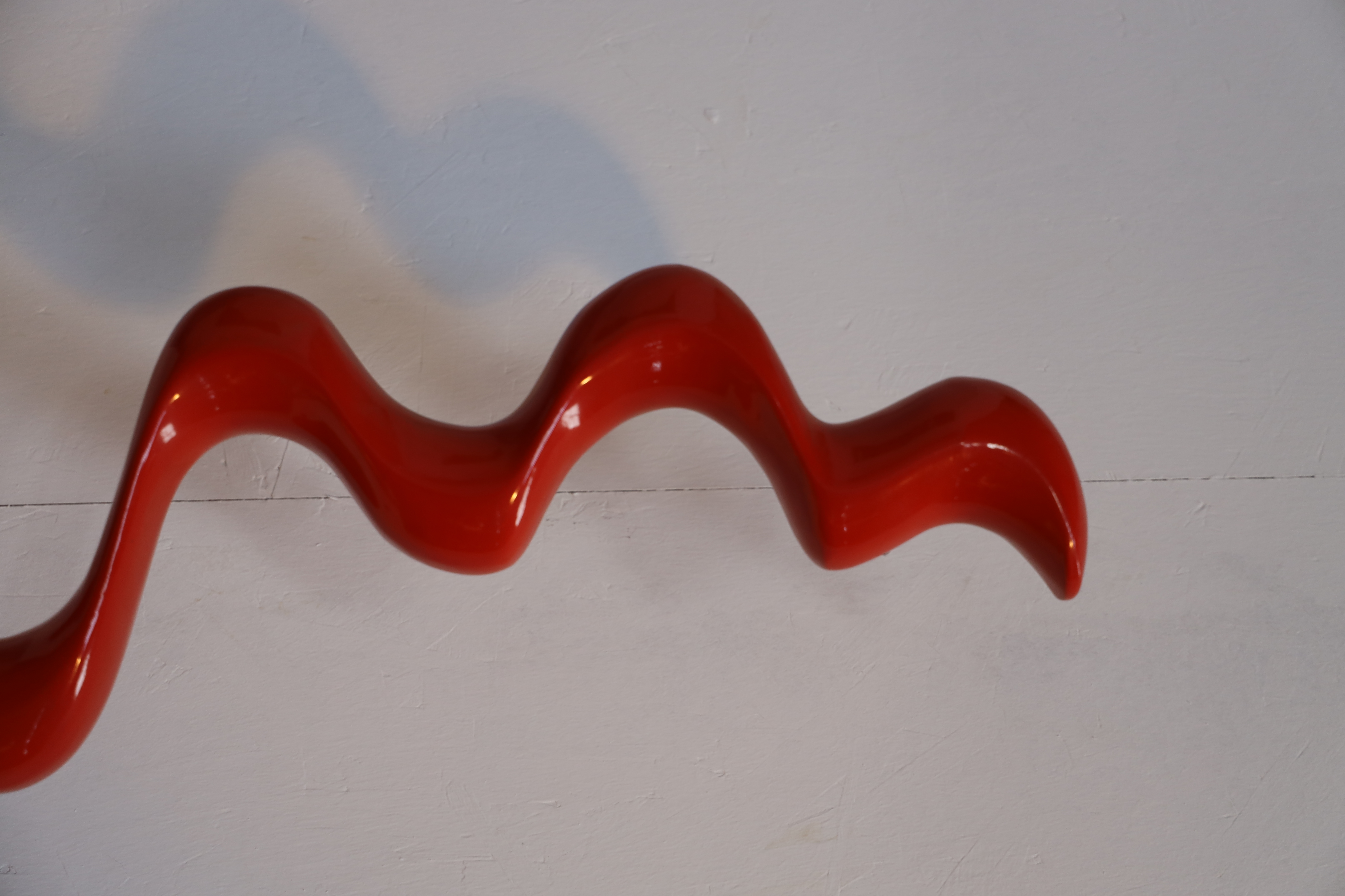 Sculpture “serpent” en metal  laqué rouge