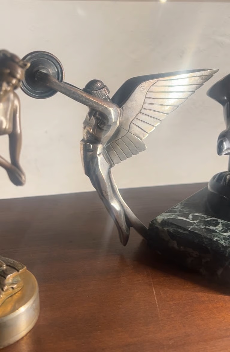 Mascotte automobile bronze argenté "Le triomphe " signé F.Bazin
