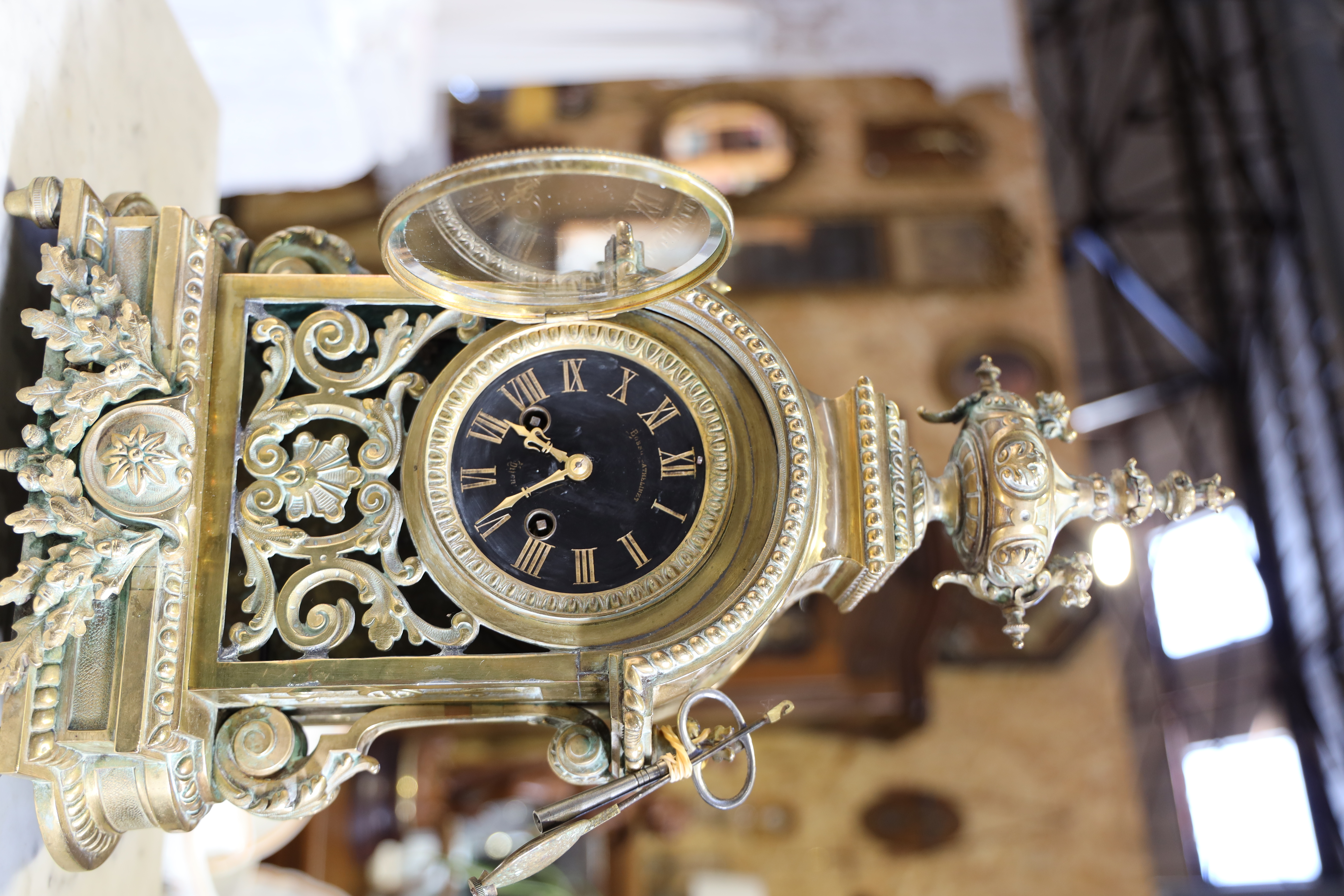 Pendule de cheminée ajourée en bronze doré