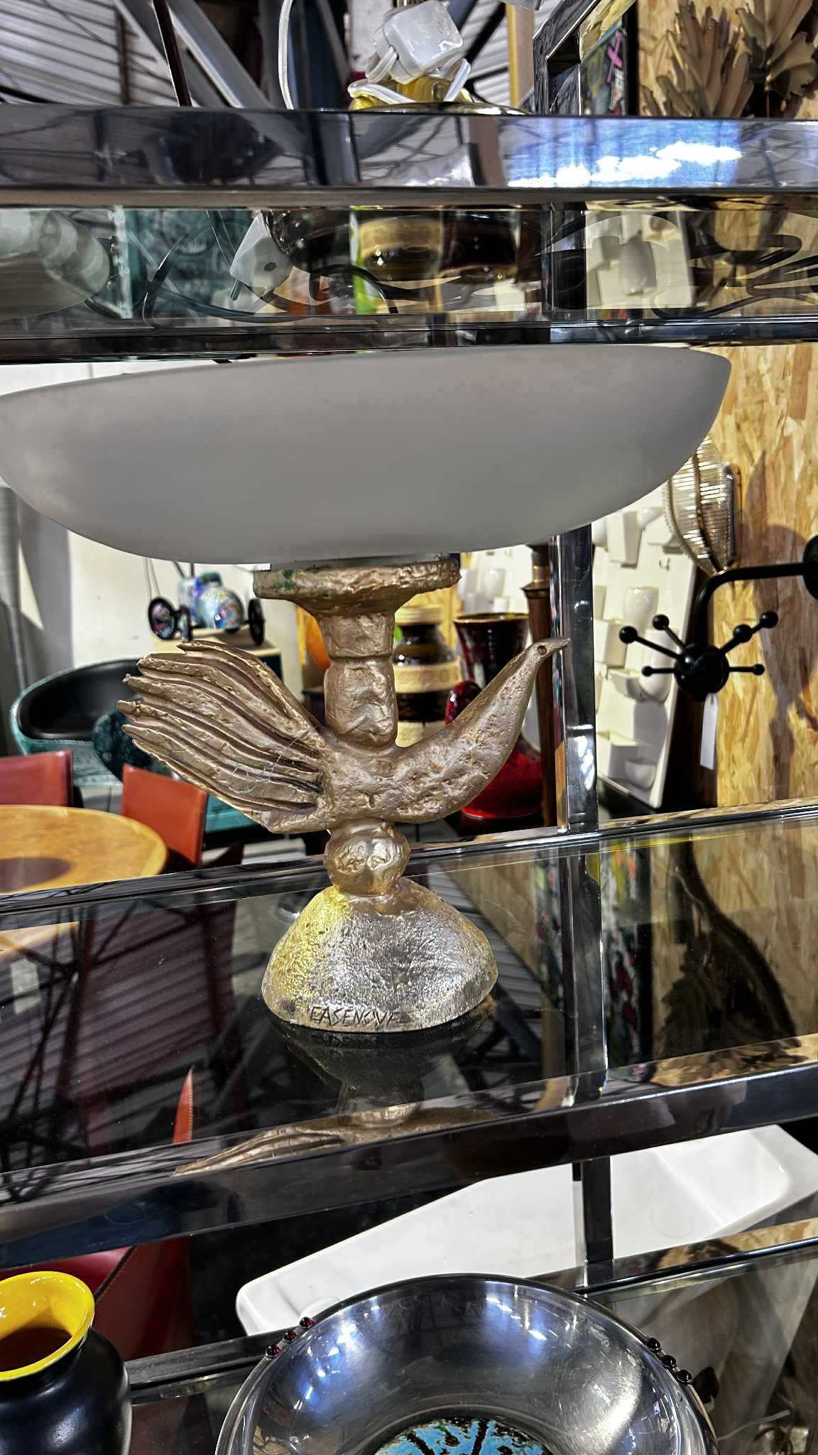 Coupe sculpturale en bronze doré et verre blanc