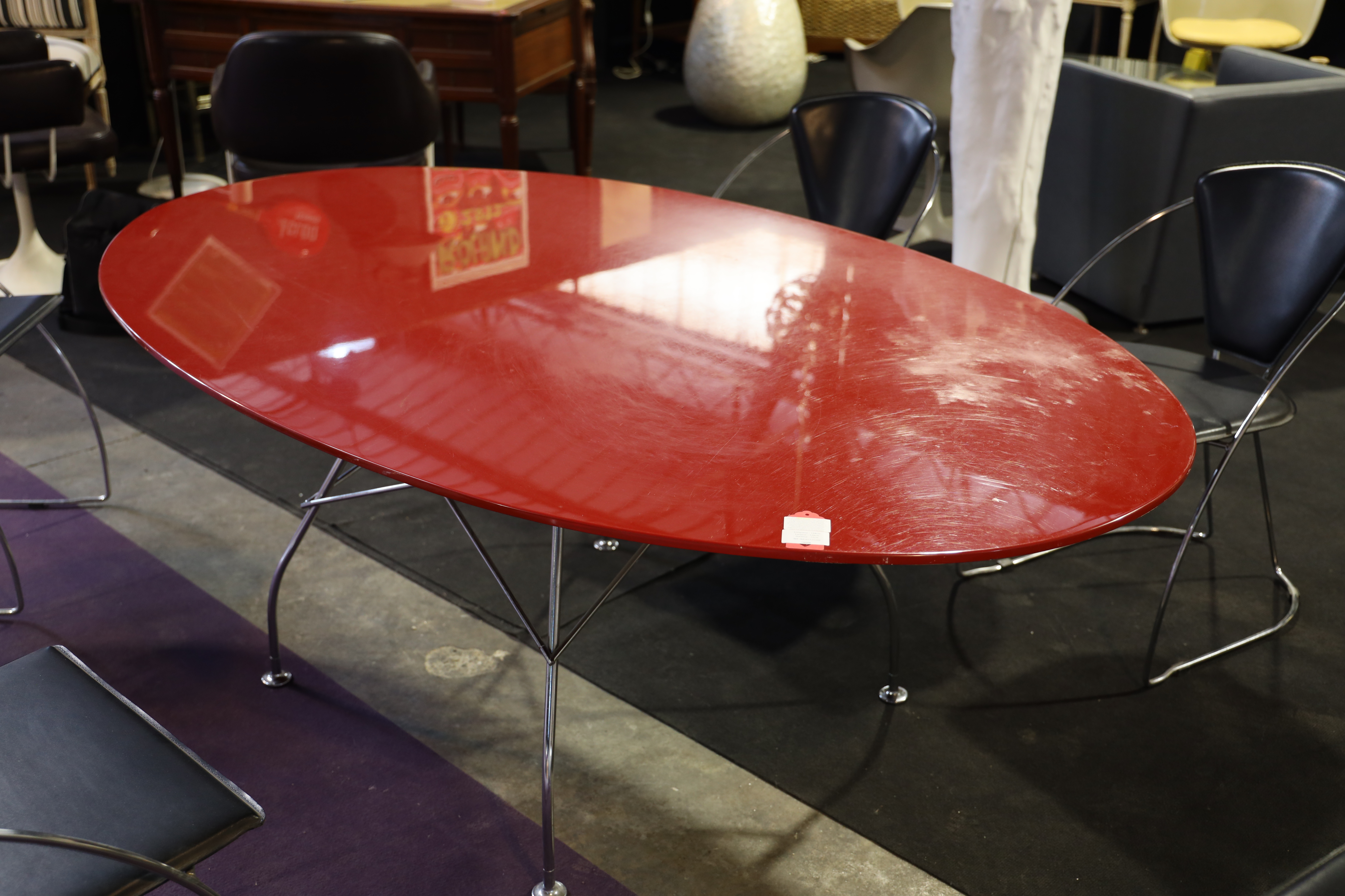 Table ovale en laque rouge et piètement chromé