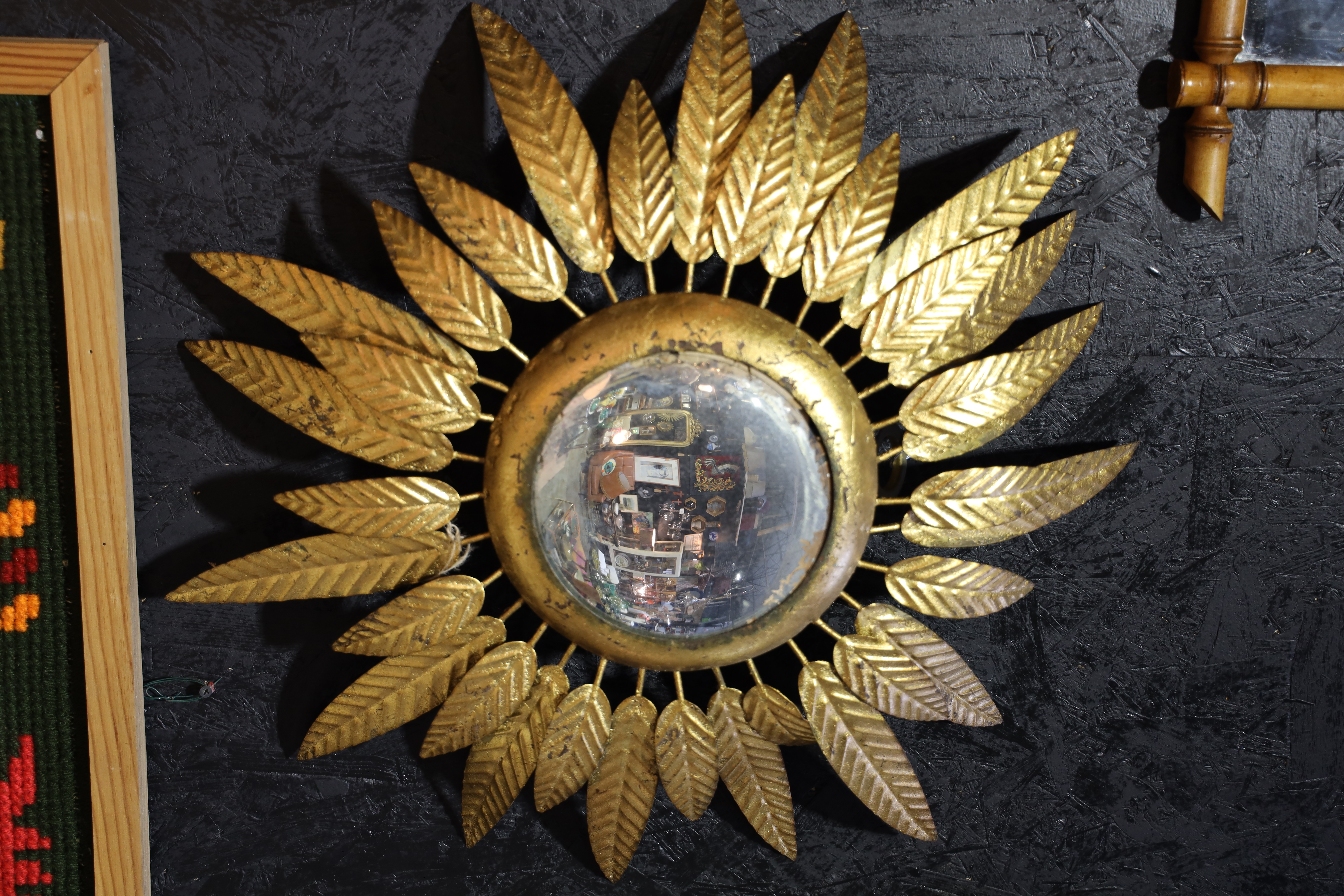 Miroir de sorcière vintage en métal doré