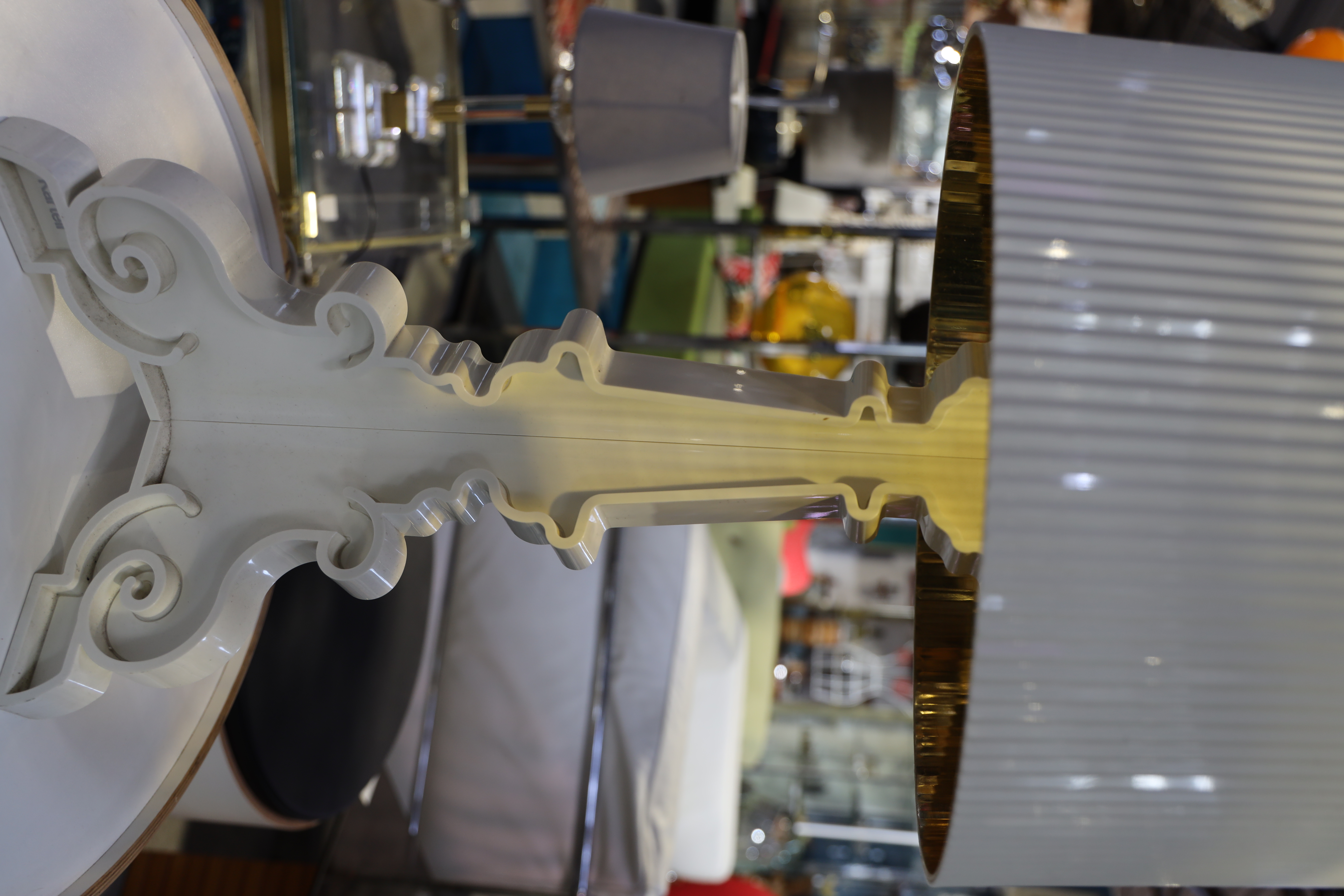 Lampe de table en résine blanche et abat-jour strié bougie 