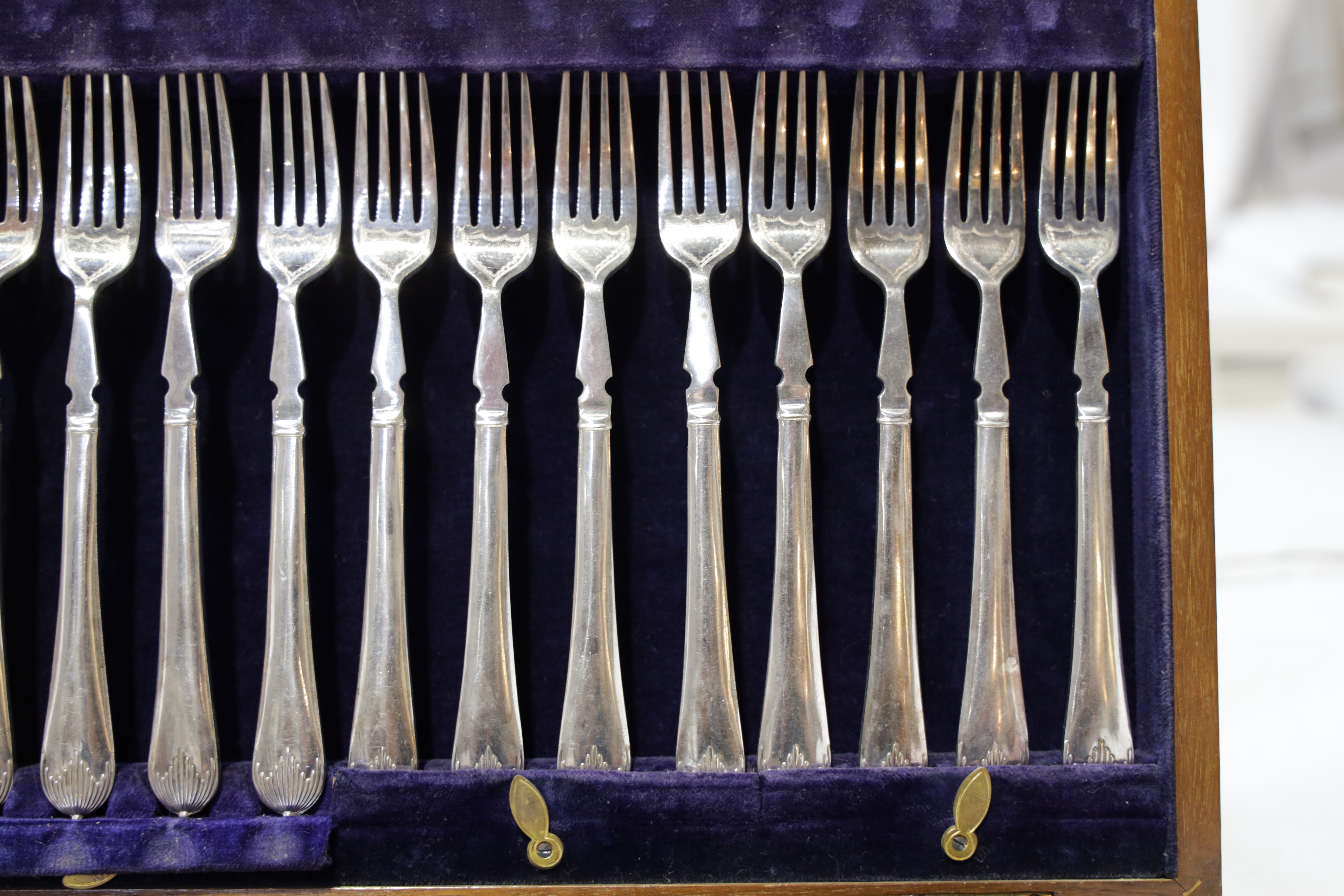 Élégant coffret de couverts anciens – Argenté & bois