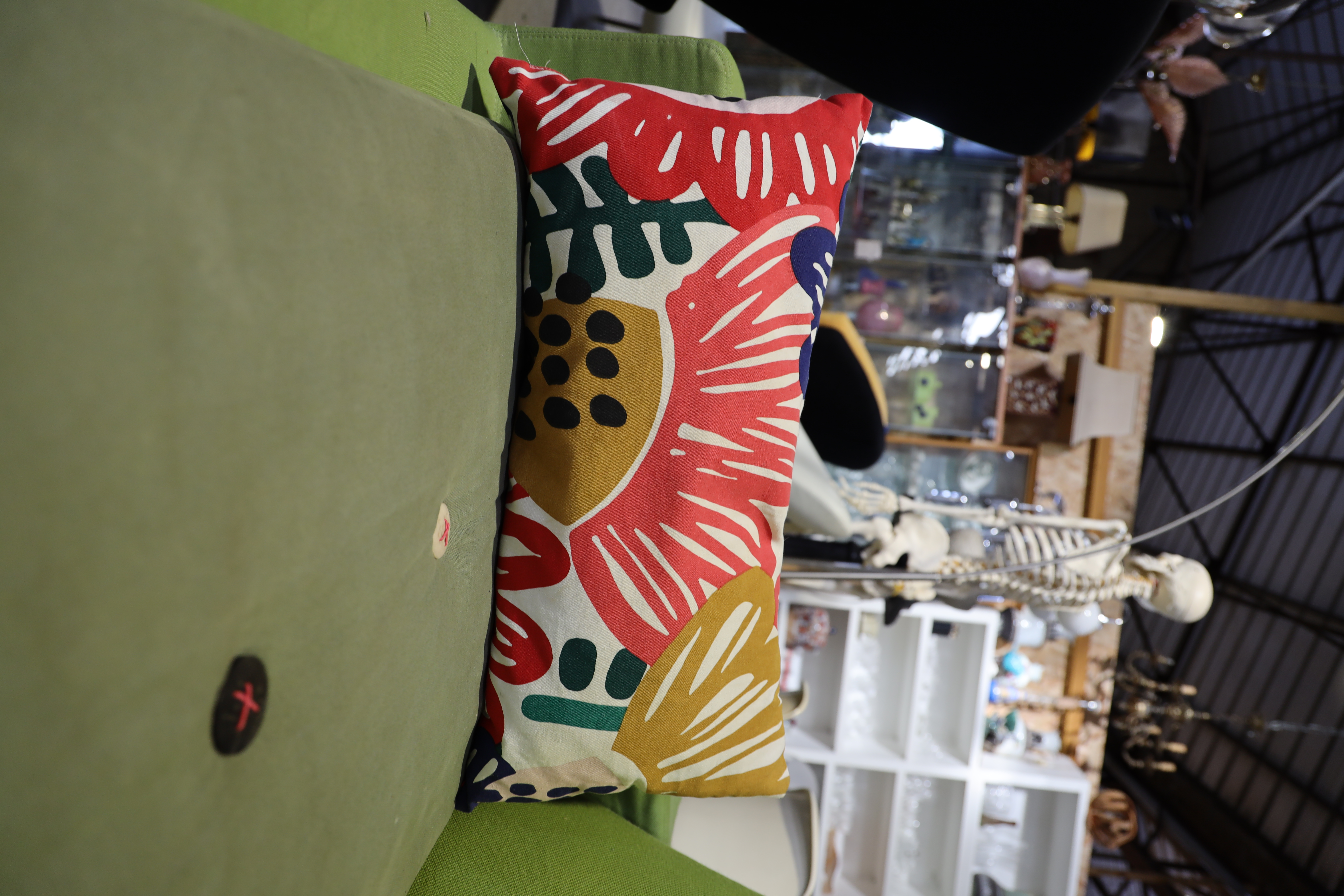 Canapé modulaire / géométrique en tissu vert et coussins varié