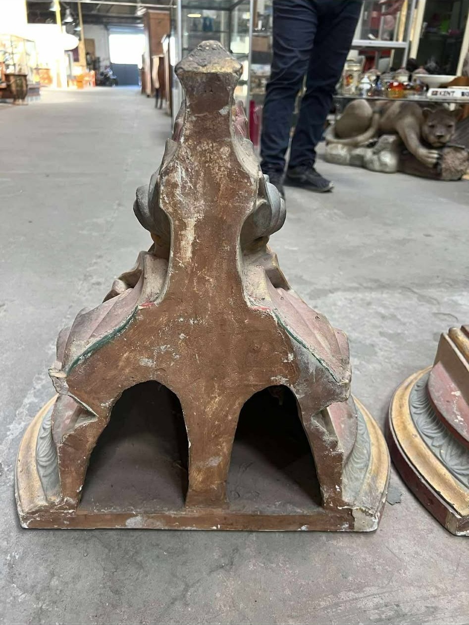 Paire d’éléments architecturaux anciens en plâtre polychrome