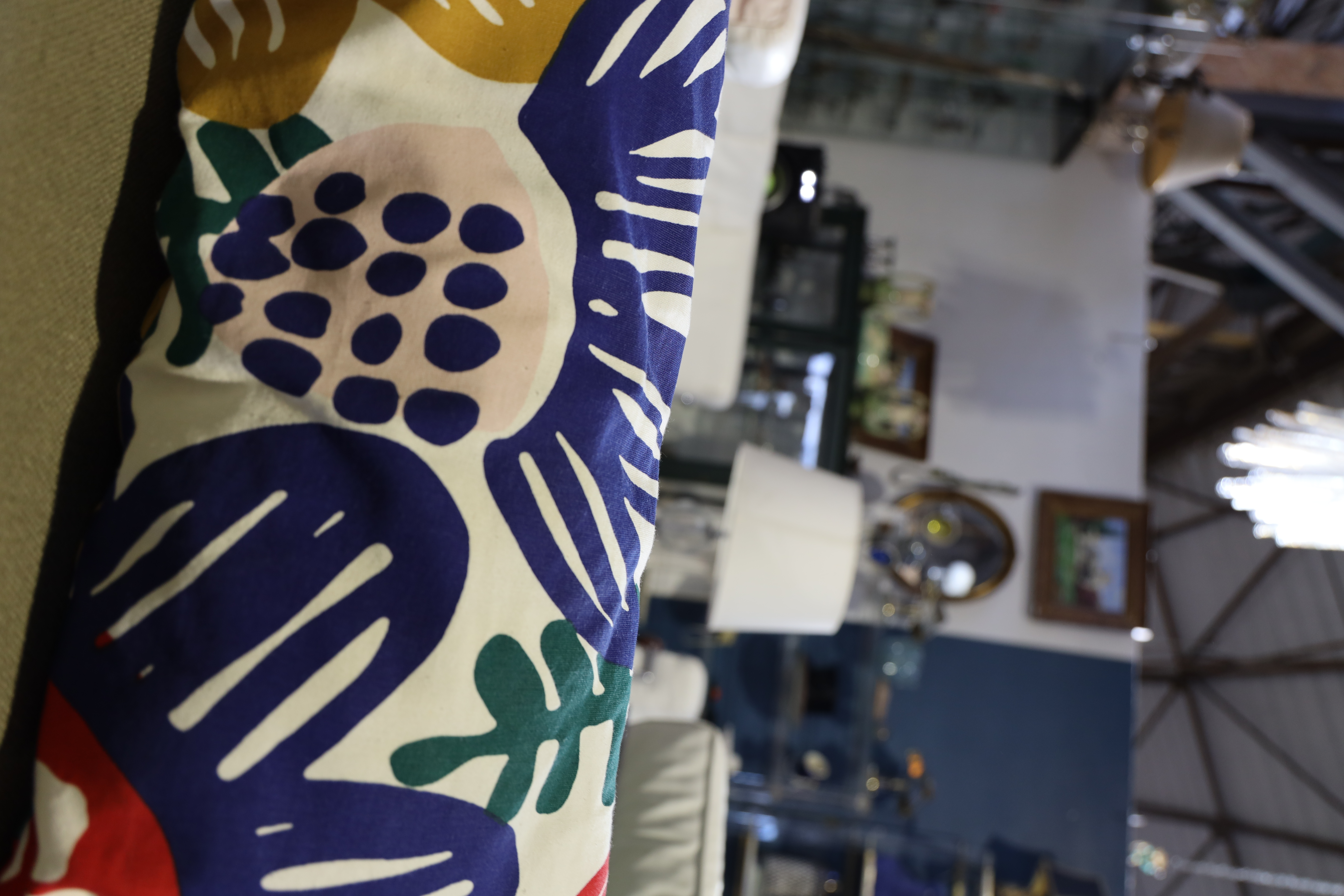 Canapé modulaire / géométrique en tissu vert et coussins varié