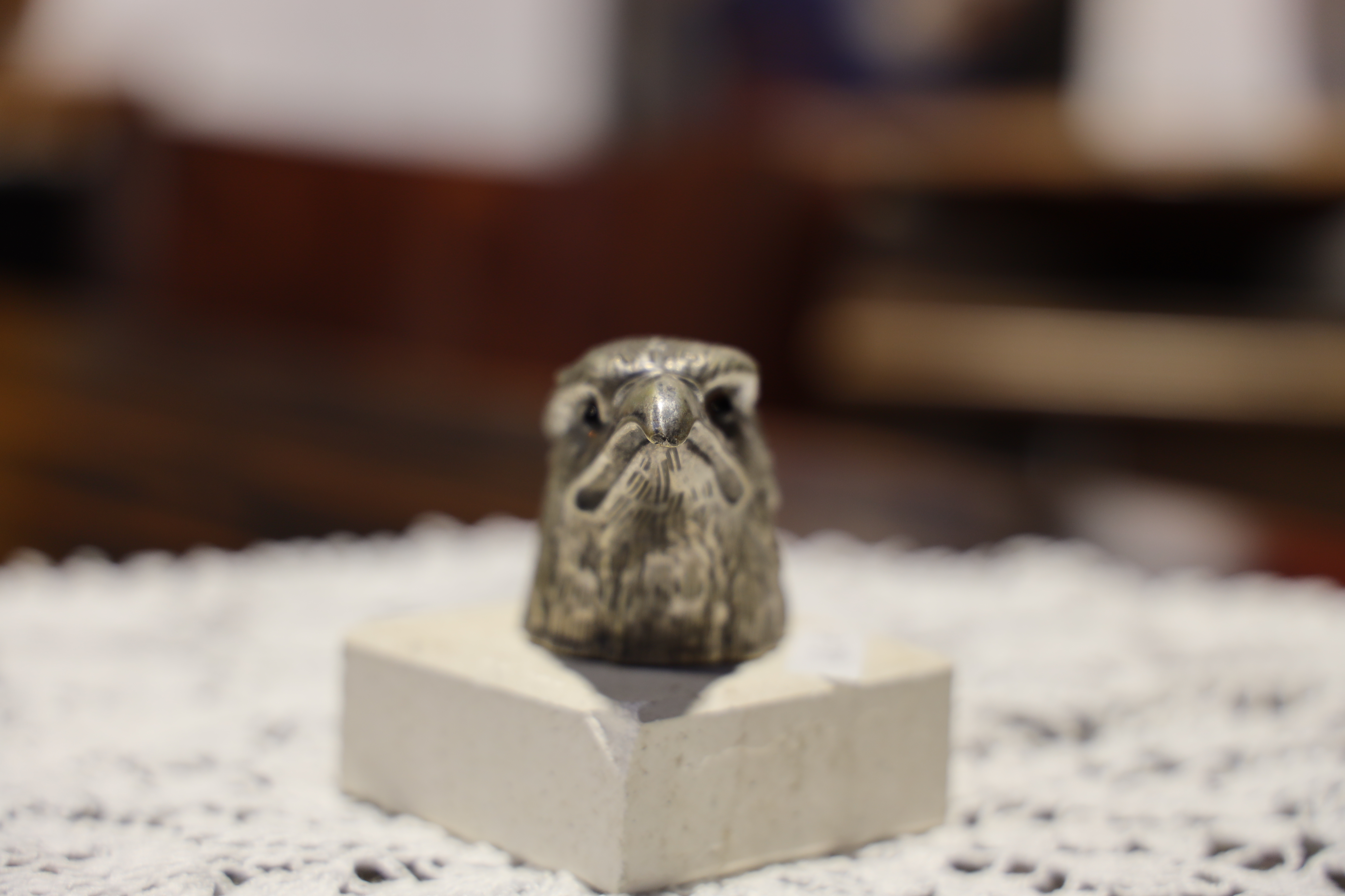 Tête d’aigle en métal satiné argenté