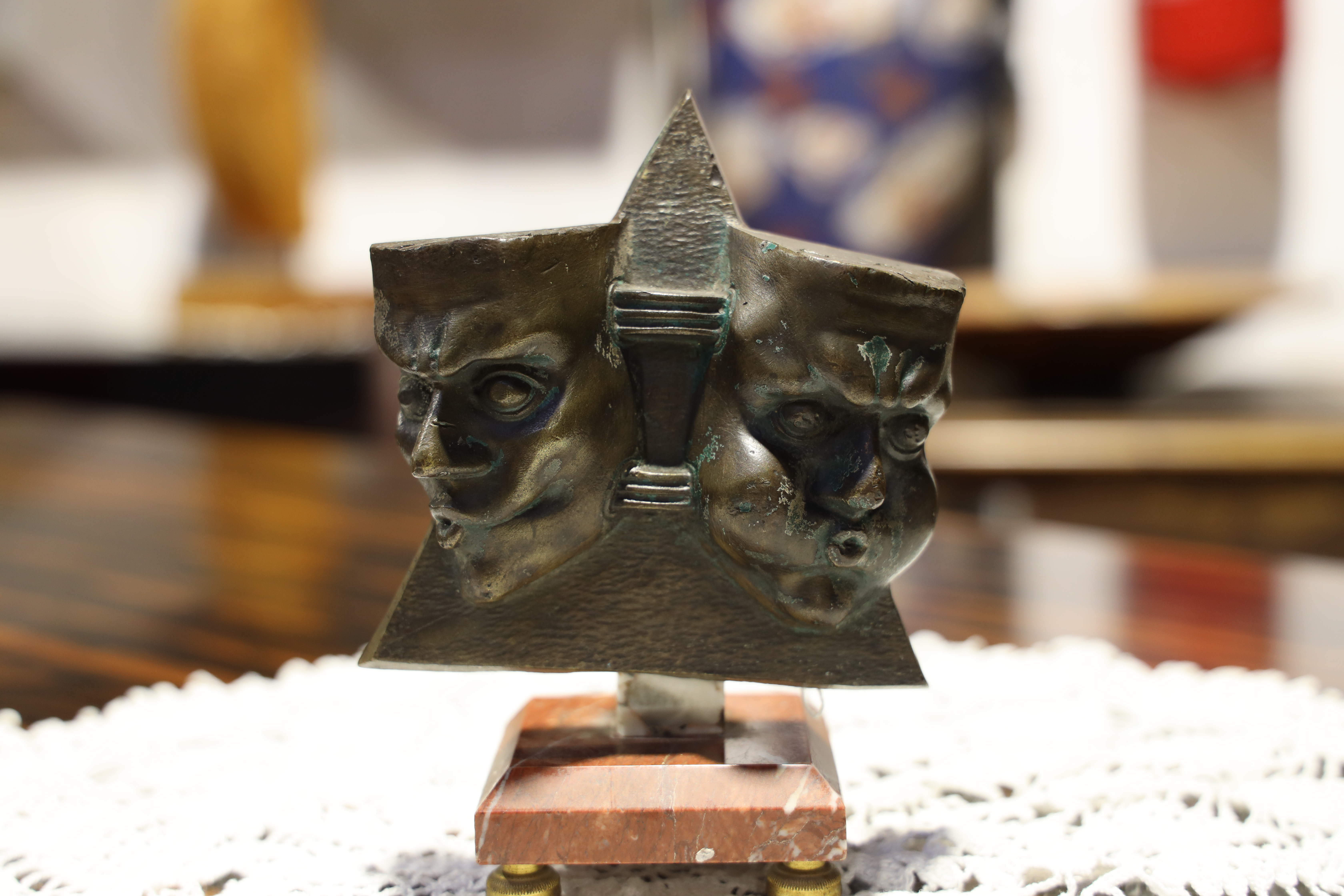 Sculpture double visage “Janus”