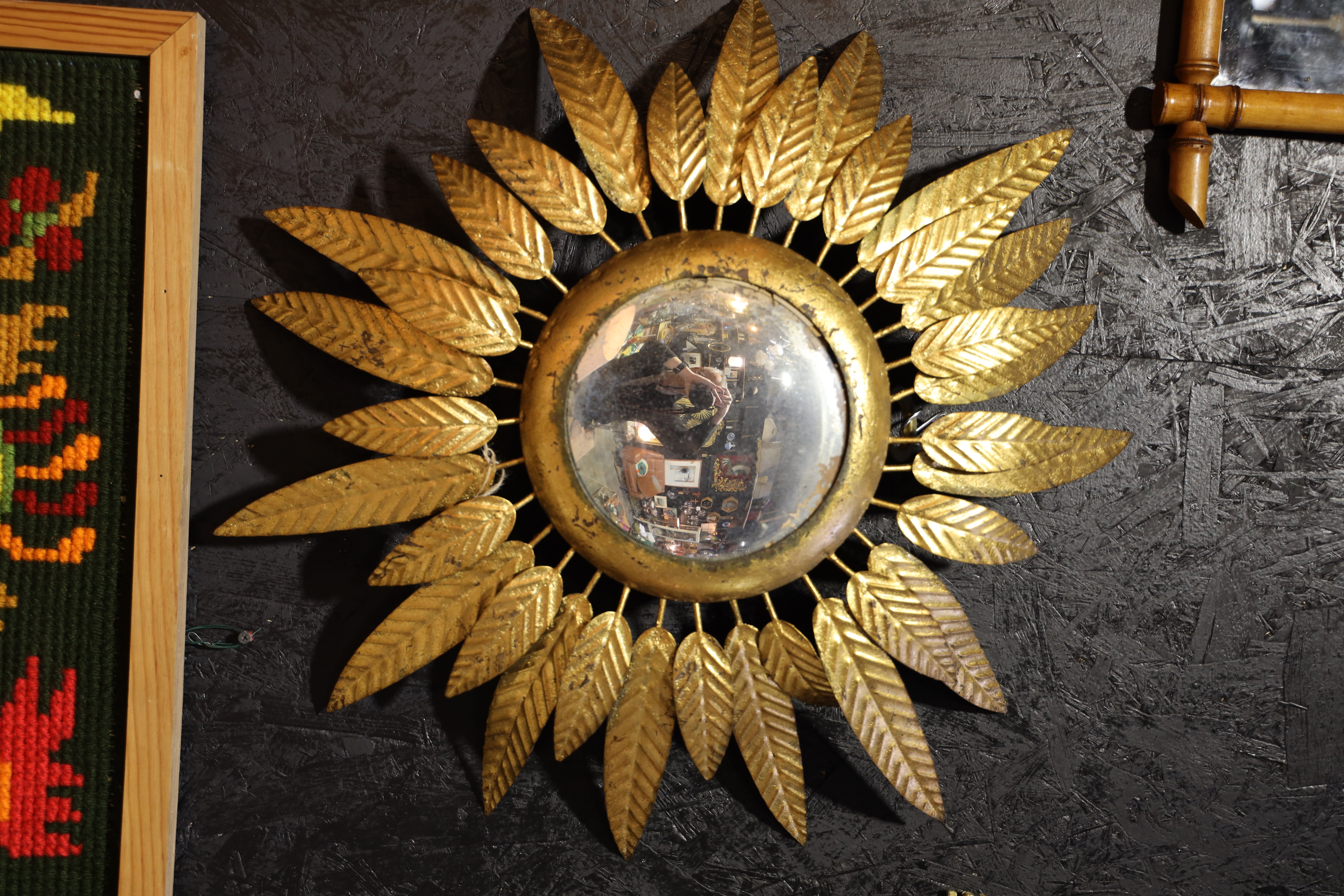 Miroir de sorcière vintage en métal doré