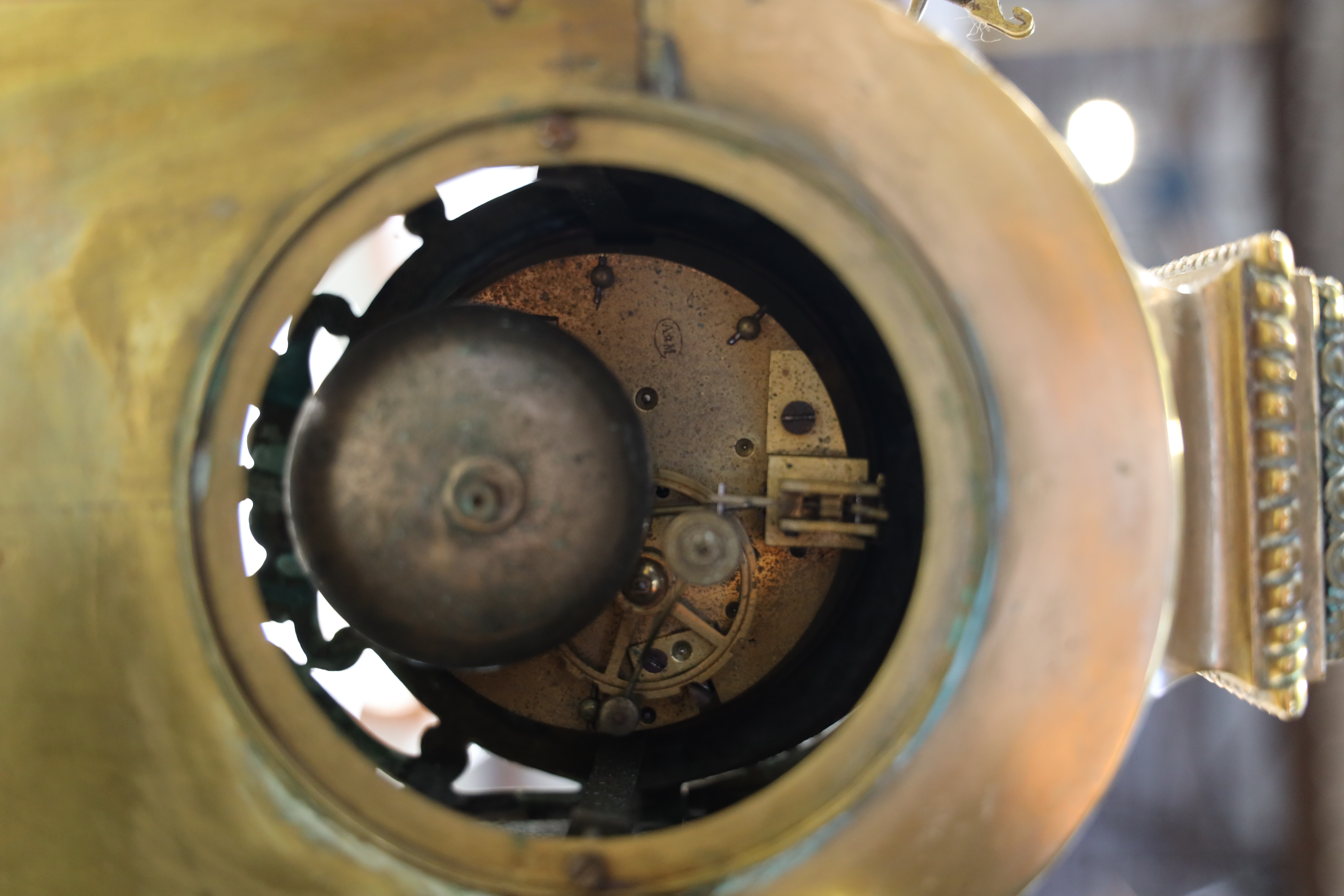 Pendule de cheminée ajourée en bronze doré