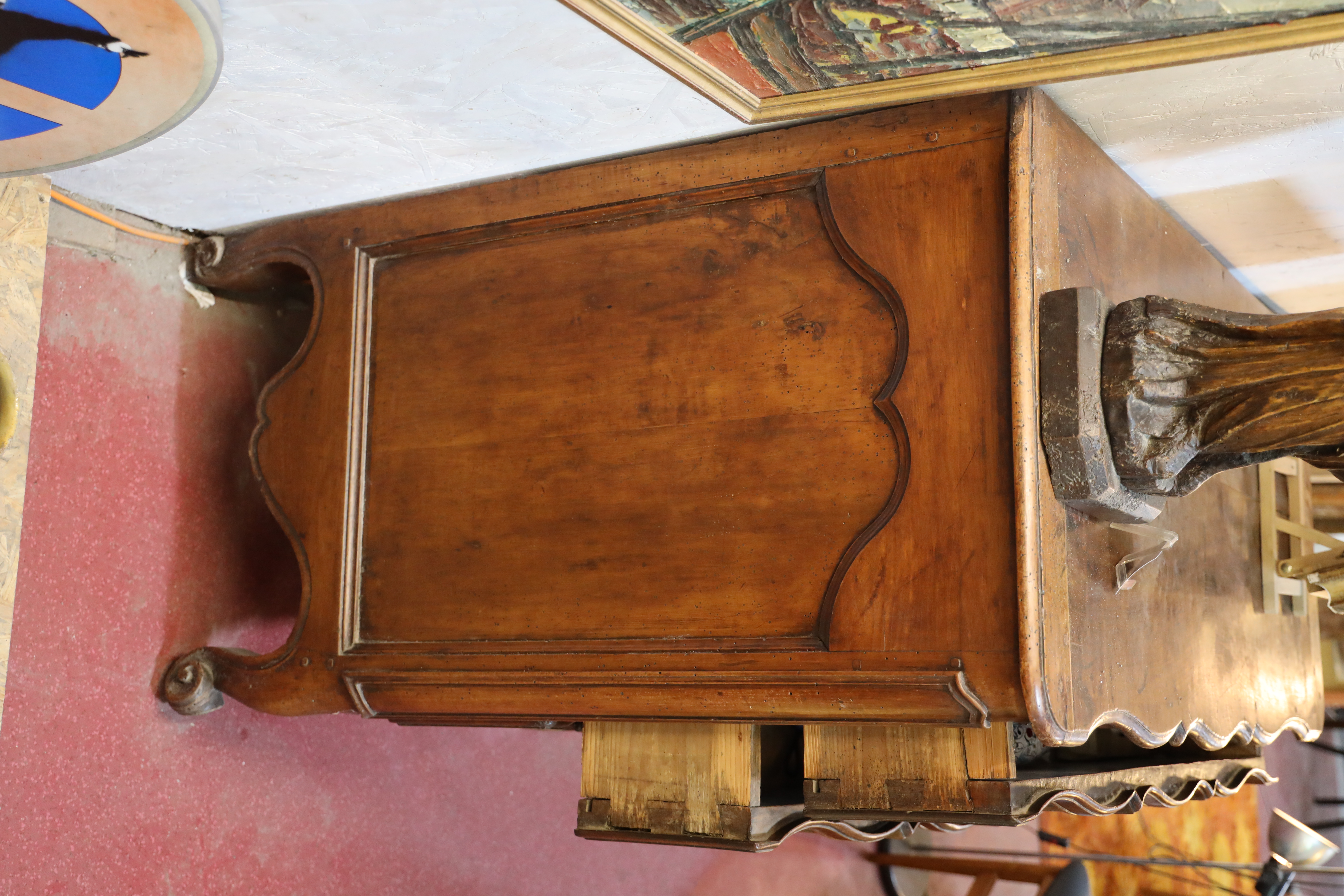 Commode arbalète Louis XV – Époque XVIIIᵉ – Noyer massif