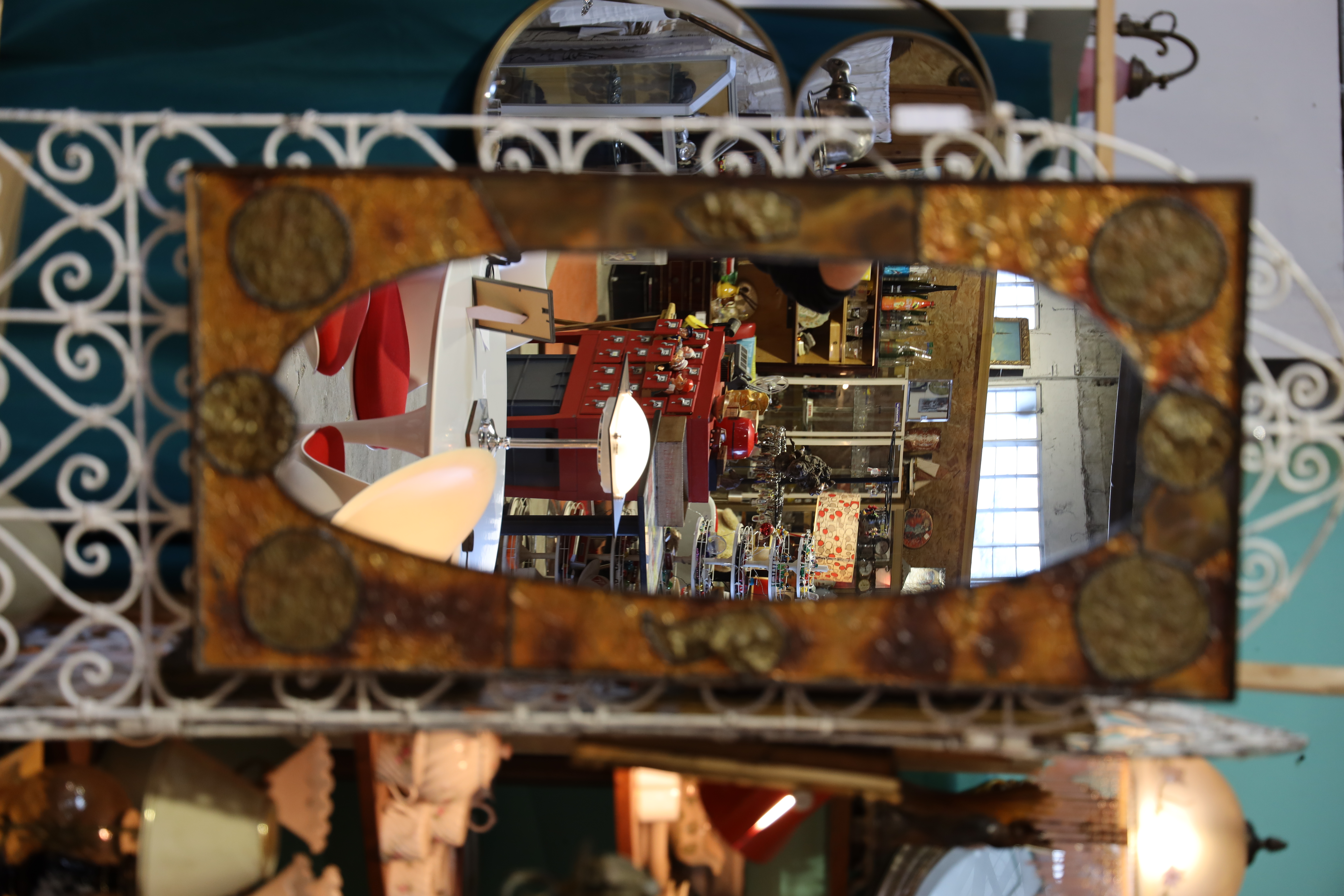 Grand miroir dit “brutaliste” en marqueterie de Marion Declercy