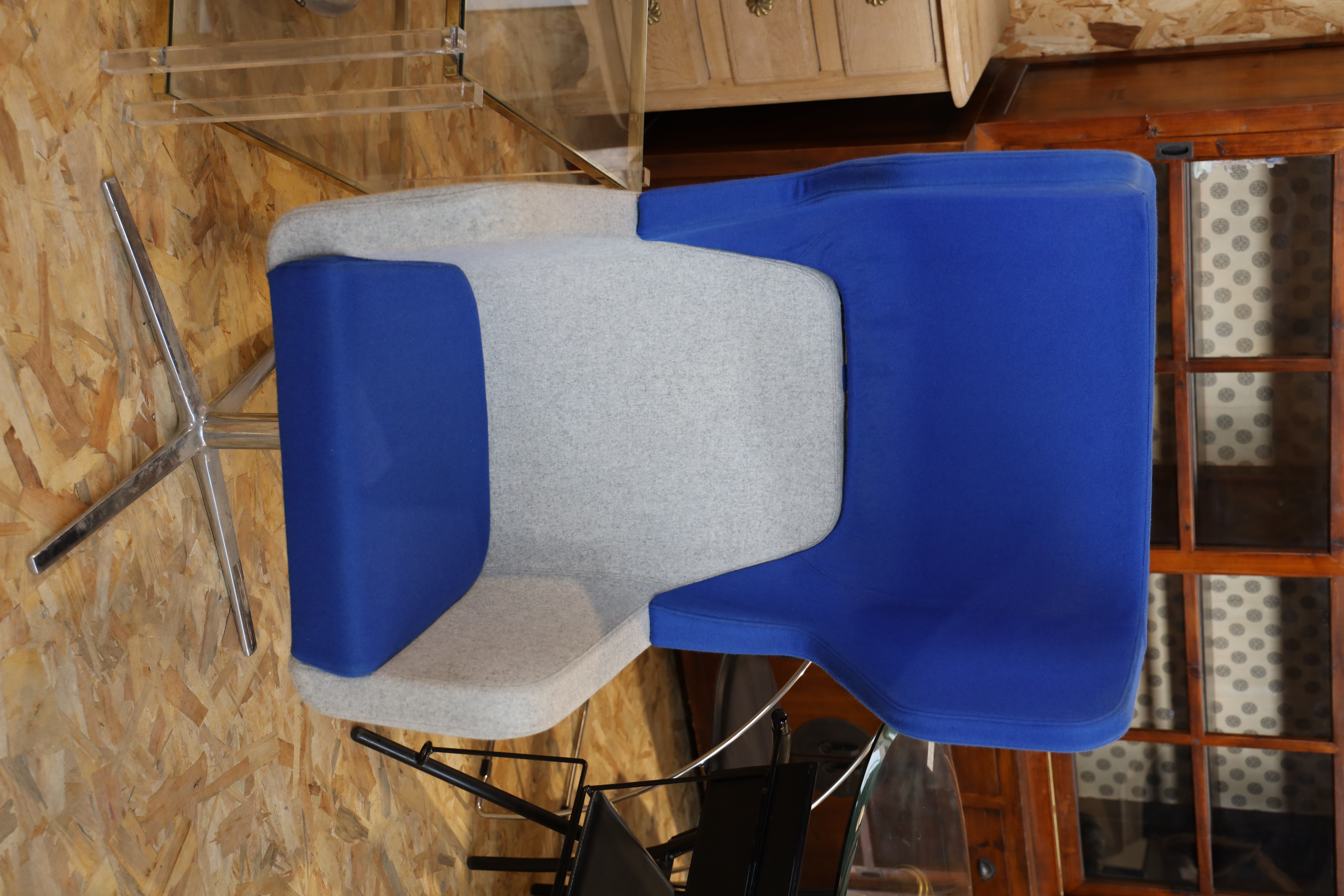 Fauteuil Design Iconique bleu et gris beige