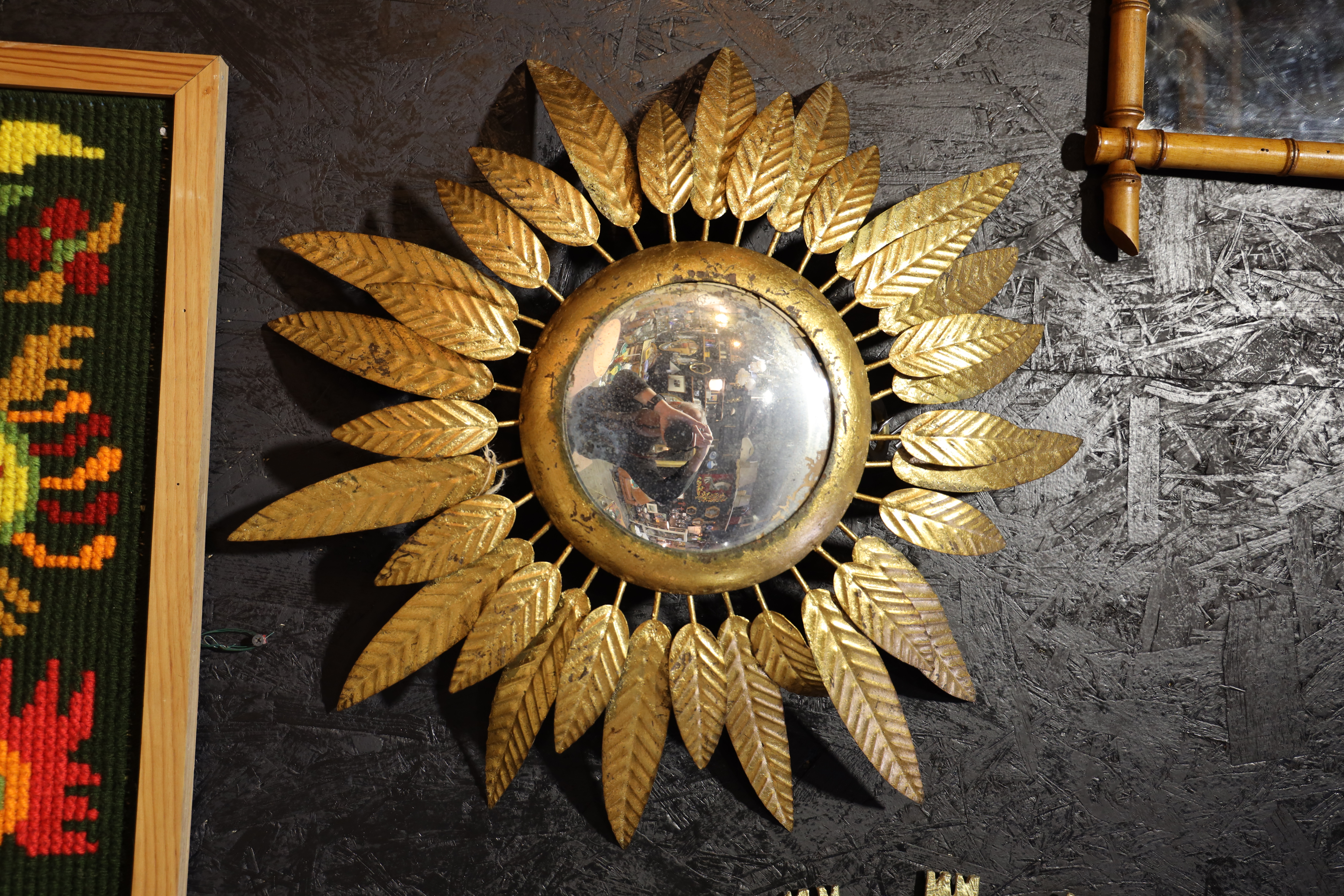 Miroir de sorcière vintage en métal doré