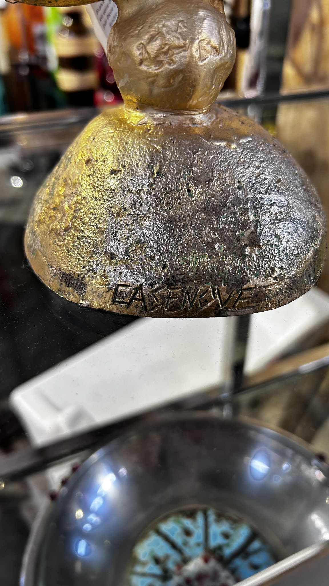 Coupe sculpturale en bronze doré et verre blanc