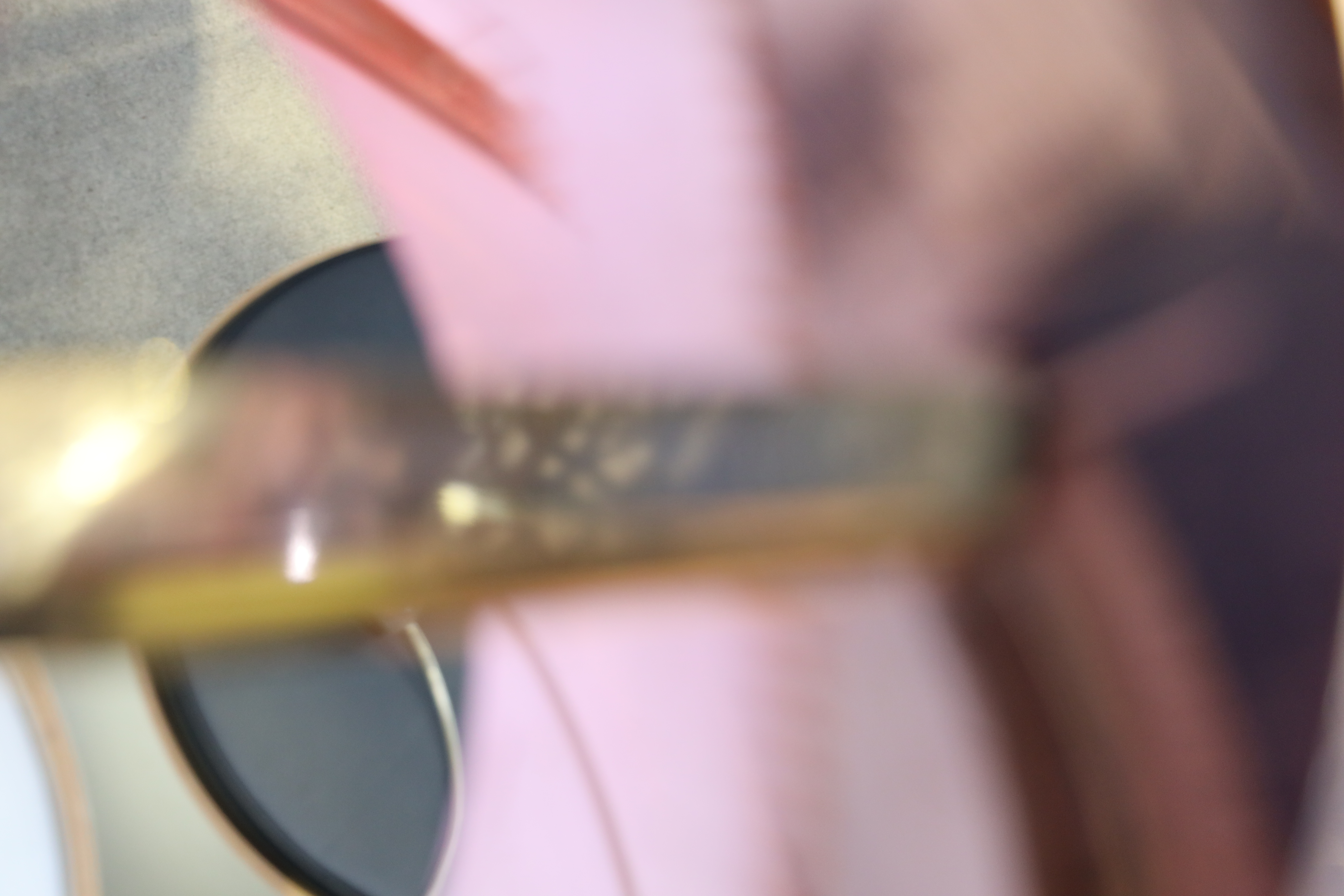 Lampe de table en résine polychrome et abat-jour strié violet  bougie